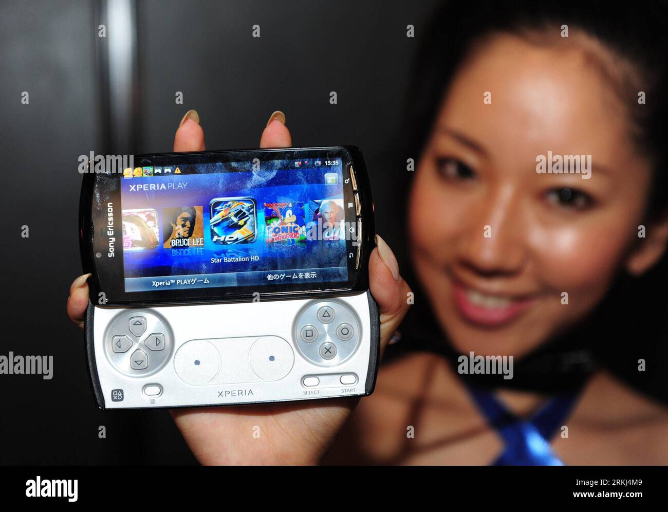 Bildnummer: 55982008  Datum: 15.09.2011  Copyright: imago/Xinhua (110915) -- CHIBA, Sept. 15, 2011 (Xinhua) -- A model display smartphone with games at the Tokyo Game Show in Chiba, east of Tokyo, Sept. 15, 2011. Tokyo Game Show opened Thursday in Chiba Prefecture. (Xinhua/Ji Chunpeng) (yc) JAPAN-CHIBA-GAME SHOW PUBLICATIONxNOTxINxCHN Wirtschaft Messe Videospiele Videospielemesse Spielemesse Spiele x2x xtm 2011 quer o0 Sony Ericsson Xperia     55982008 Date 15 09 2011 Copyright Imago XINHUA  Chiba Sept 15 2011 XINHUA a Model Display Smartphone With Games AT The Tokyo Game Show in Chiba East of Stock Photo