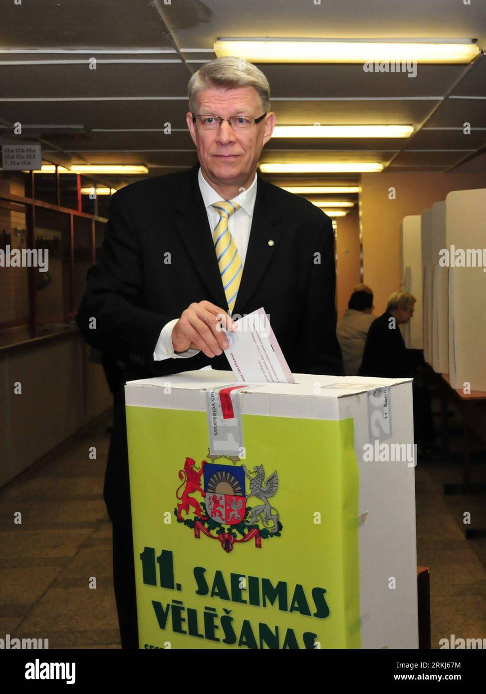 Bildnummer: 56011391  Datum: 17.09.2011  Copyright: imago/Xinhua (110917) -- RIGA, Sept. 17, 2011 (Xinhua) -- Former Latvian President Valdis Zatlers casts his ballot at a polling station in Riga, capital of Latvia, on Sept. 17, 2011. Latvians headed to polling stations Saturday as the baltic country held a snap election three months after the 100-seat parliament was dissolved. (Xinhua/Guo Qun) (lr) LATVIA-RIGA-PARLIAMENT-ELECTION PUBLICATIONxNOTxINxCHN People Politik premiumd xda x0x 2011 hoch      56011391 Date 17 09 2011 Copyright Imago XINHUA  Riga Sept 17 2011 XINHUA Former Latvian Presid Stock Photo