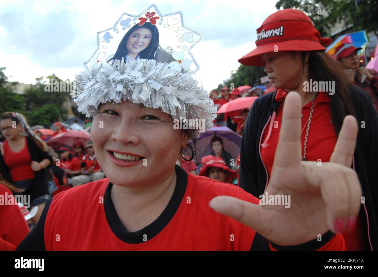 キャップ Demonstrators against the Sept. 19, 2006, coup that forced Thai