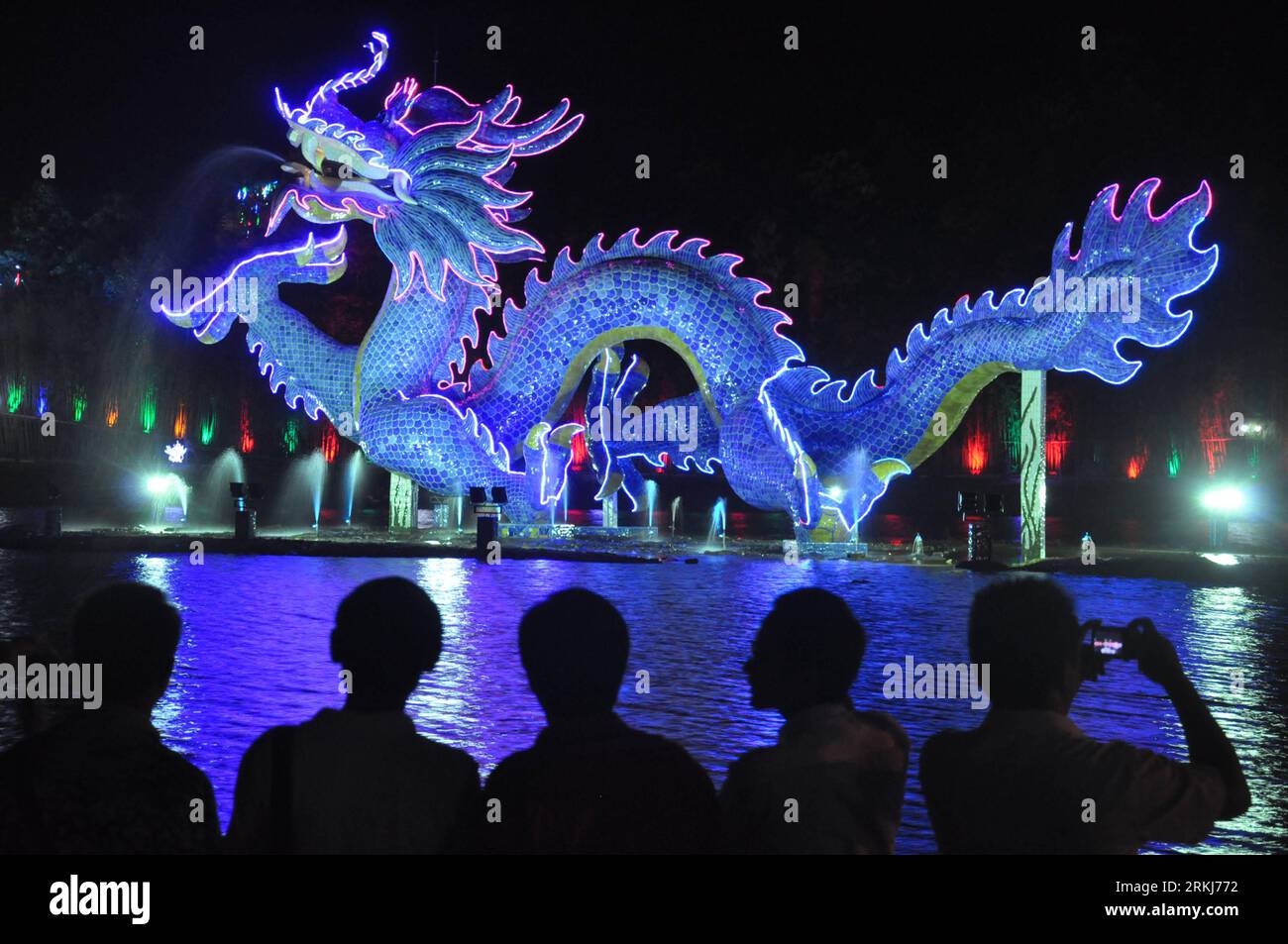 Bildnummer: 56027410  Datum: 18.09.2011  Copyright: imago/Xinhua (110919) -- JINGDEZHEN , Sep. 19, 2011 (Xinhua) -- view the procelain dragon in Jingdezhen, east China s Jiangxi Province, Sept. 18, 2011. This blue-and-white porcelain dragon composing of 260,000 pieces measures 56 meters long and 13.8 meters tall, which stands for 56 nations and 1.3 billion people. (Xinhua/Hong Jingjing) (zmj) CHINA-JINGDEZHEN-PORCELAIN (CN) PUBLICATIONxNOTxINxCHN Gesellschaft Drache Porzellan Porzellandrache Objekte Statue Drachenstatue xns x0x 2011 quer      56027410 Date 18 09 2011 Copyright Imago XINHUA  Ji Stock Photo