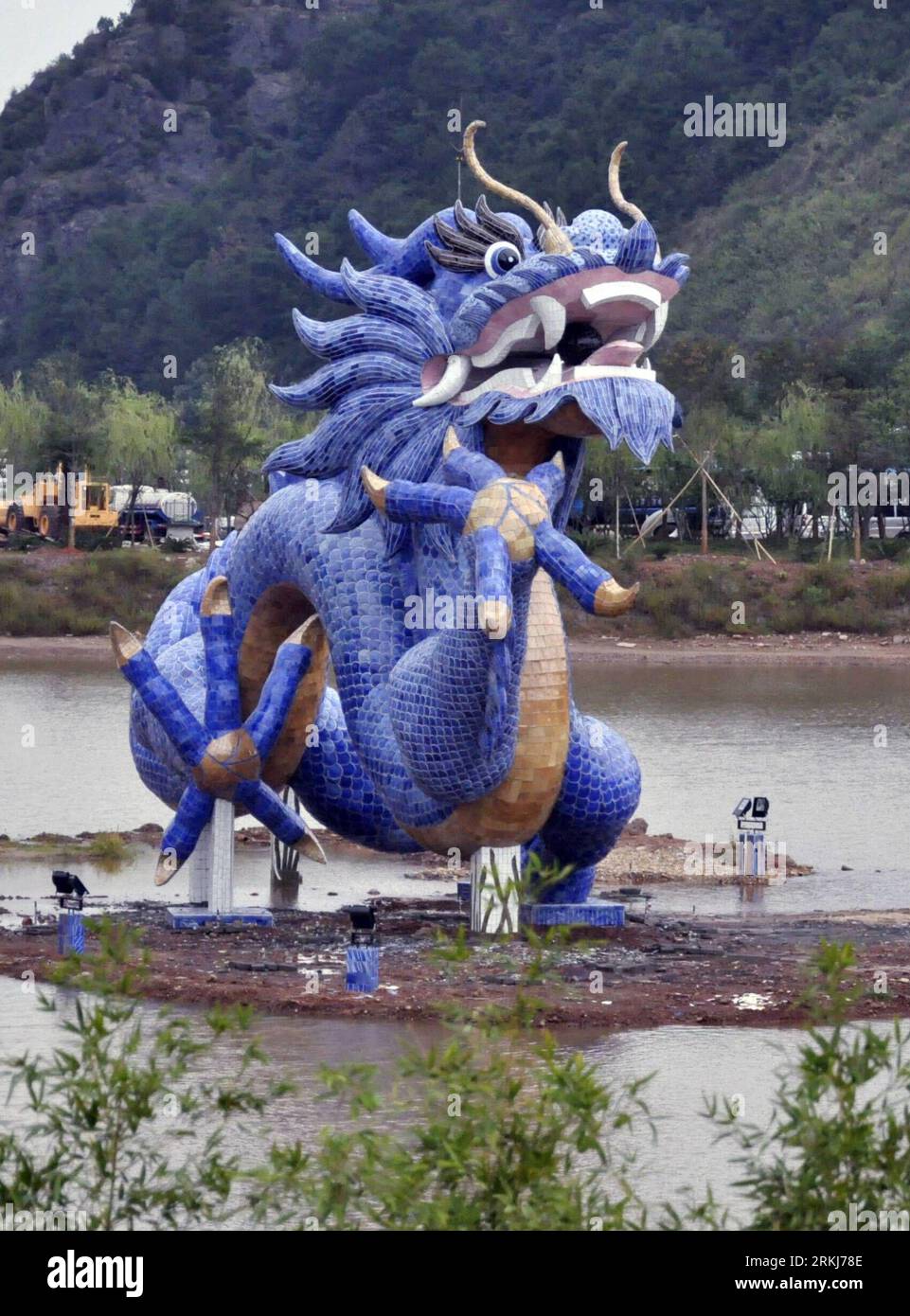 Bildnummer: 56027411  Datum: 18.09.2011  Copyright: imago/Xinhua (110919) -- JINGDEZHEN , Sep. 19, 2011 (Xinhua) -- Photo taken on Sept. 18, 2011 shows a procelain dragon in Jingdezhen, east China s Jiangxi Province. This blue-and-white porcelain dragon composing of 260,000 pieces measures 56 meters long and 13.8 meters tall, which stands for 56 nations and 1.3 billion people. (Xinhua/Hong Jingjing) (zmj) CHINA-JINGDEZHEN-PORCELAIN (CN) PUBLICATIONxNOTxINxCHN Gesellschaft Drache Porzellan Porzellandrache Objekte Statue Drachenstatue xns x0x 2011 hoch      56027411 Date 18 09 2011 Copyright Ima Stock Photo