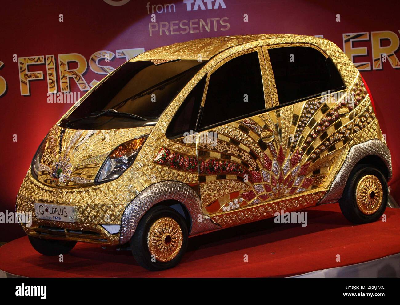 Bildnummer: 56031057  Datum: 19.09.2011  Copyright: imago/Xinhua (110919) -- MUMBAI, Sept. 19, 2011 (Xinhua) -- The World s first Gold jewelry car, claimed by Tata, is seen during an unveiling ceremony in Mumbai, India, Sept. 19, 2011. About 80 kg of 22 karat gold, approximately 15 kg of silver and 10,000 gemstones were used to decorate the Tata Nano car. (Xinhua/Stringer) INDIA-MUMBAI-TATA-GOLD JEWELRY CAR PUBLICATIONxNOTxINxCHN Wirtschaft kurios Aufmacher premiumd x2x xsk 2011 quer o0 Silber, Edelsteine, Auto, Fahrzeug, Goldplus, Tata, Objekte, Luxus     56031057 Date 19 09 2011 Copyright Im Stock Photo
