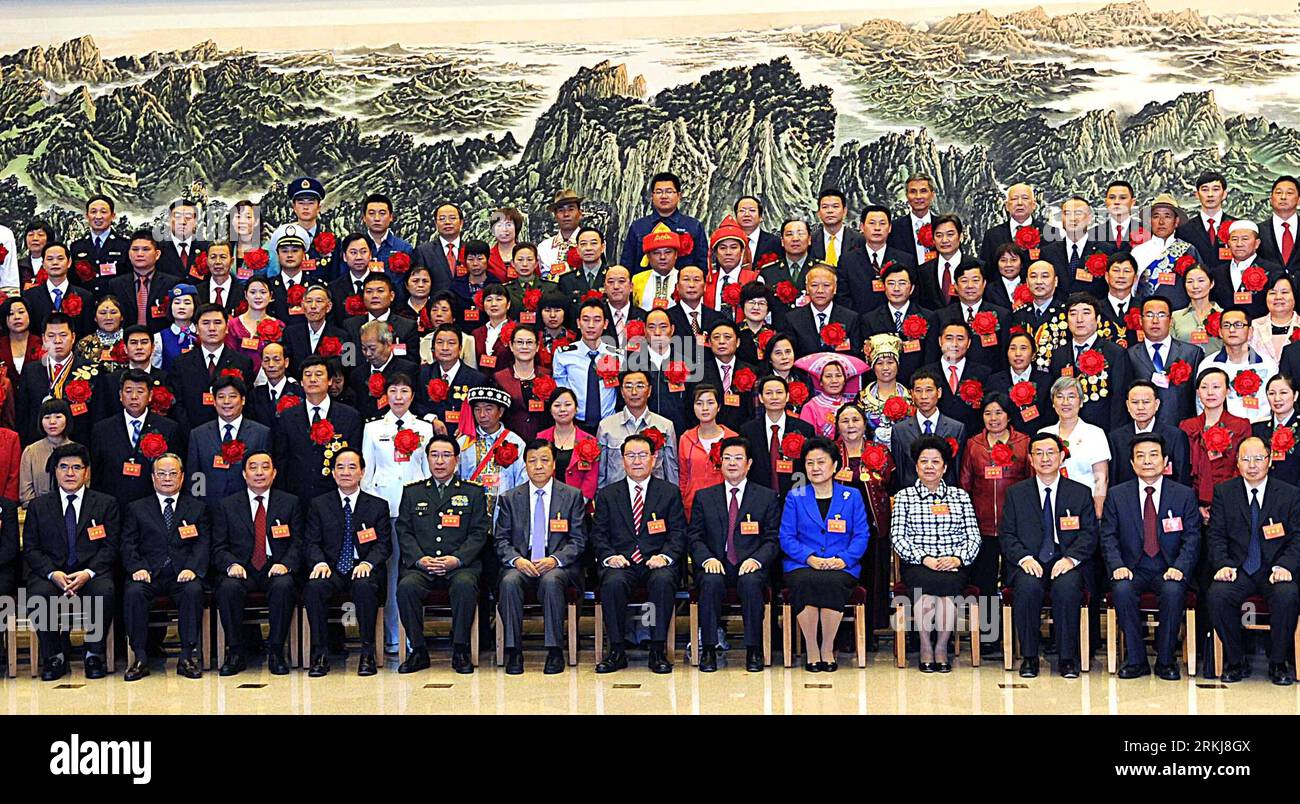 Bildnummer: 56043923  Datum: 20.09.2011  Copyright: imago/Xinhua (110920) -- BEIJING, Sept. 20, 2011 (Xinhua) -- Li Changchun (C, front), a member of the Standing Committee of the Political Bureau of the Central Committee of the Communist Party of China, poses for a group photo with representatives of model citizens attending the eighth national forum for China s outstanding citizens in Beijing, capital of China, Sept. 20, 2011. (Xinhua/Li Tao) (zgp) CHINA-BEIJING-LI CHANGCHUN-FORUM FOR OUTSTANDING CITIZENS (CN) PUBLICATIONxNOTxINxCHN Gesellschaft Auszeichnung Ehrung Bürger xbs x0x 2011 quer Stock Photo
