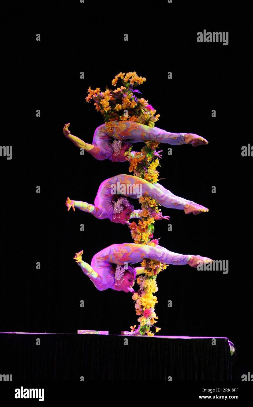 Bildnummer: 56048894  Datum: 20.09.2011  Copyright: imago/Xinhua (110920) -- NEW DELHI, Sept. 20, 2011 (Xinhua) -- Actors from China s Yunnan Acrobatics Troupe perform at the Siri Fort Auditorium in New Delhi, India, Sept. 20, 2011. The show, organized by the Chinese Embassy and Indian Council for Cultural Relations, was part of the China-India Cultural Exchange Program. (Xinhua/Li Yigang) (wjd) INDIA-YUNNAN ACROBATICS TROUPE-PERFORMANCE PUBLICATIONxNOTxINxCHN Kultur Entertainment Akrobatik xjh x0x 2011 hoch Highlight      56048894 Date 20 09 2011 Copyright Imago XINHUA  New Delhi Sept 20 2011 Stock Photo