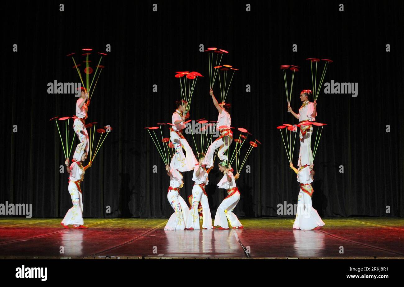 Bildnummer: 56048892  Datum: 20.09.2011  Copyright: imago/Xinhua (110920) -- NEW DELHI, Sept. 20, 2011 (Xinhua) -- Actors from China s Yunnan Acrobatics Troupe perform at the Siri Fort Auditorium in New Delhi, India, Sept. 20, 2011. The show, organized by the Chinese Embassy and Indian Council for Cultural Relations, was part of the China-India Cultural Exchange Program. (Xinhua/Li Yigang) (wjd) INDIA-YUNNAN ACROBATICS TROUPE-PERFORMANCE PUBLICATIONxNOTxINxCHN Kultur Entertainment Akrobatik xjh x0x 2011 quer Highlight      56048892 Date 20 09 2011 Copyright Imago XINHUA  New Delhi Sept 20 2011 Stock Photo