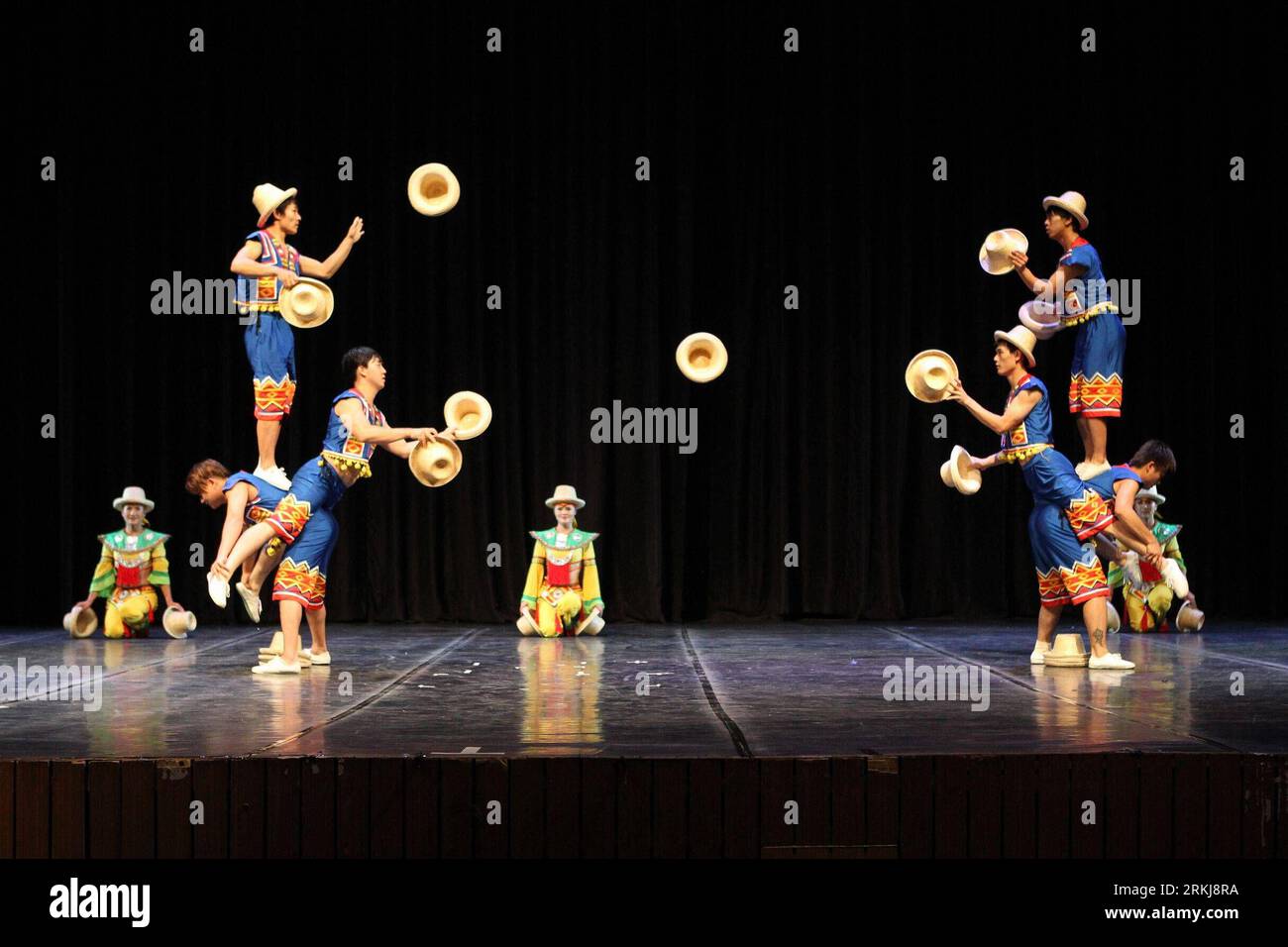 Bildnummer: 56048893  Datum: 20.09.2011  Copyright: imago/Xinhua (110920) -- NEW DELHI, Sept. 20, 2011 (Xinhua) -- Actors from China s Yunnan Acrobatics Troupe perform at the Siri Fort Auditorium in New Delhi, India, Sept. 20, 2011. The show, organized by the Chinese Embassy and Indian Council for Cultural Relations, was part of the China-India Cultural Exchange Program. (Xinhua/Li Yigang) (wjd) INDIA-YUNNAN ACROBATICS TROUPE-PERFORMANCE PUBLICATIONxNOTxINxCHN Kultur Entertainment Akrobatik xjh x0x 2011 quer Highlight      56048893 Date 20 09 2011 Copyright Imago XINHUA  New Delhi Sept 20 2011 Stock Photo