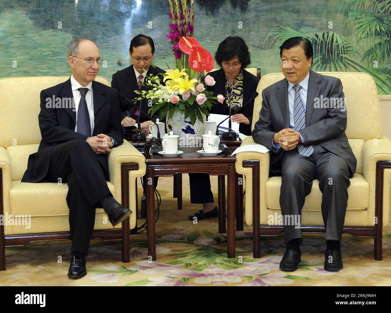 Bildnummer: 56056811  Datum: 21.09.2011  Copyright: imago/Xinhua (110921) -- BEIJING, Sept. 21, 2011 (Xinhua) -- Liu Yunshan (R, Front), head of the Publicity Department of the Communist Party of China (CPC) Central Committee and a member of the Political Bureau of the CPC Central Committee, meets with Rui Falcao (L, Front), chairman of Brazil s ruling Workers Party (PT), in Beijing, capital of China, Sept. 21, 2011. Falcao came to Beijing to attend the fourth CPC-PT joint seminar. (Xinhua/Rao Aimin) (ljh) CHINA-BEIJING-LIU YUNSHAN-PT CHAIRMAN-MEETING (CN) PUBLICATIONxNOTxINxCHN People Politik Stock Photo
