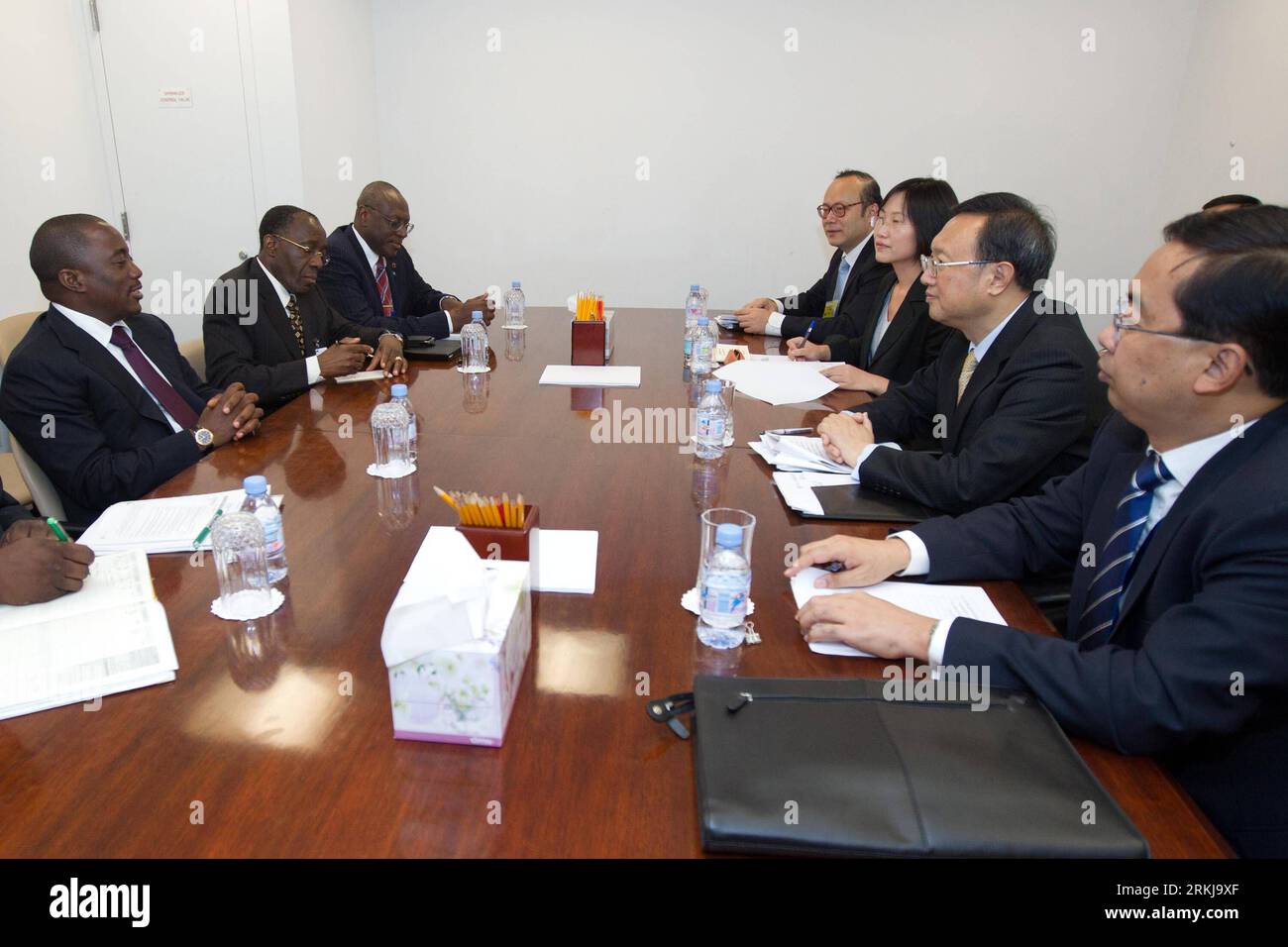 Bildnummer: 56062160  Datum: 21.09.2011  Copyright: imago/Xinhua (110921) -- NEW YORK, Sept. 21, 2011 (Xinhua) -- Chinese Foreign Minister Yang Jiechi (2nd R) meets with President of the Democratic Republic of Congo (DRC) Joseph Kabila (1st L)at the UN headquarters in New York, Sept. 21, 2011. (Xinhua/Zhu Wei) UN-CHINA-DRC-MEETING PUBLICATIONxNOTxINxCHN People Politik Vereinte Nationen Generalversammlung xjh x0x premiumd 2011 quer      56062160 Date 21 09 2011 Copyright Imago XINHUA  New York Sept 21 2011 XINHUA Chinese Foreign Ministers Yang Jiechi 2nd r Meets With President of The Democratic Stock Photo
