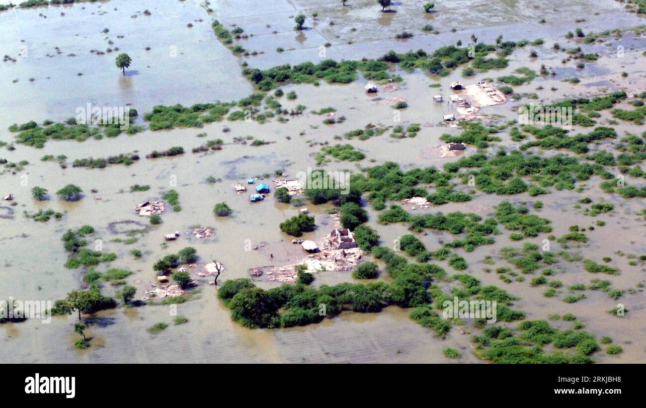 Bildnummer: 56086784  Datum: 23.09.2011  Copyright: imago/Xinhua (110923) -- SINDH, Sept. 23, 2011 (Xinhua) -- The photo taken from a Pakistani Army helicopter shows a view of the flood-hit Sanghar district of Pakistan s Sindh province, Sept. 23, 2011. Two million Pakistanis have fallen ill since monsoon rains left the southern region under several feet of water, the country s disaster authority said. More than 350 have been killed and over eight million have been affected this year by floods. (Xinhua/Ahmad Kamal) PAKISTAN-SINDH-FLOOD PUBLICATIONxNOTxINxCHN Gesellschaft Naturkatastrophe Hochwa Stock Photo