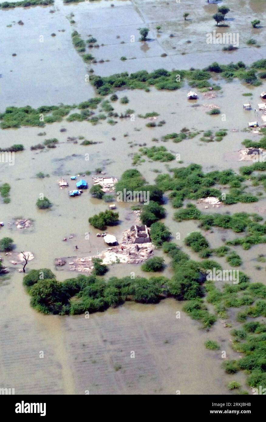 Bildnummer: 56086786  Datum: 23.09.2011  Copyright: imago/Xinhua (110924) -- SANGHAR(PAKISTAN), Sept. 24, 2011 (Xinhua) -- An aerial view shows destroyed houses in flooded area of Sanghar district of Pakistan s Sindh province, Sept. 23, 2011. At least 369 have died and 700,000 are living in refugee camps because of floods in southern Pakistan, the country s national disaster authority said. (Xinhua/Ahmad Kamal) PAKISTAN-SANGHAR-FLOODS PUBLICATIONxNOTxINxCHN Gesellschaft Naturkatastrophe Hochwasser Luftbild Vogelperspektive Perspektive Totale xda x0x premiumd 2011 hoch      56086786 Date 23 09 Stock Photo