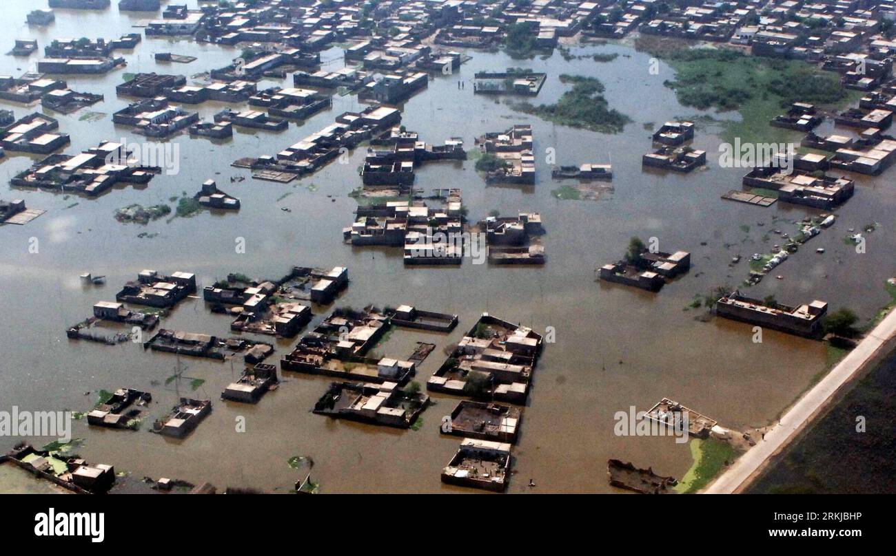 Bildnummer: 56086785  Datum: 23.09.2011  Copyright: imago/Xinhua (110924) -- SANGHAR(PAKISTAN), Sept. 24, 2011 (Xinhua) -- An aerial view shows destroyed houses in flooded area of Sanghar district of Pakistan s Sindh province, Sept. 23, 2011. At least 369 have died and 700,000 are living in refugee camps because of floods in southern Pakistan, the country s national disaster authority said. (Xinhua/Ahmad Kamal) PAKISTAN-SANGHAR-FLOODS PUBLICATIONxNOTxINxCHN Gesellschaft Naturkatastrophe Hochwasser Luftbild Vogelperspektive Perspektive Totale xda x0x premiumd 2011 quer      56086785 Date 23 09 Stock Photo