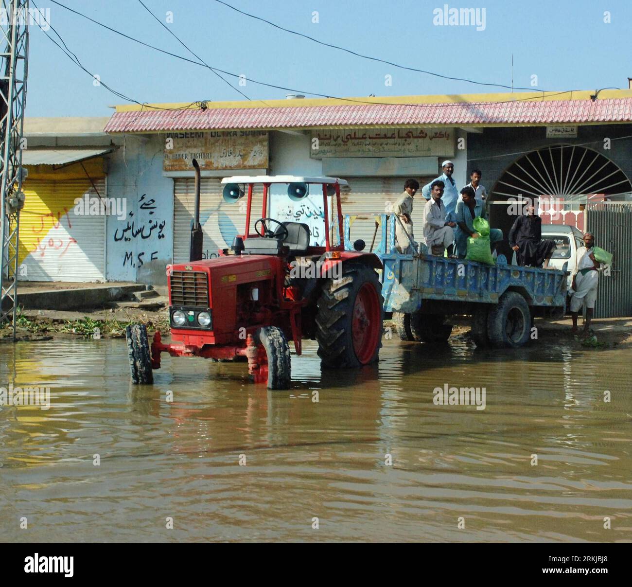Bildnummer: 56086791  Datum: 23.09.2011  Copyright: imago/Xinhua (110923) -- SINDH, Sept. 23, 2011 (Xinhua) -- on a tractor cross a flooded road in the flood-hit Sanghar district of Pakistan s Sindh province, Sept. 23, 2011. Two million Pakistanis have fallen ill since monsoon rains left the southern region under several feet of water, the country s disaster authority said. More than 350 have been killed and over eight million have been affected this year by floods. (Xinhua/Ahmad Kamal) PAKISTAN-SINDH-FLOOD PUBLICATIONxNOTxINxCHN Gesellschaft Naturkatastrophe Hochwasser Opfer xda x0x 2011 quad Stock Photo