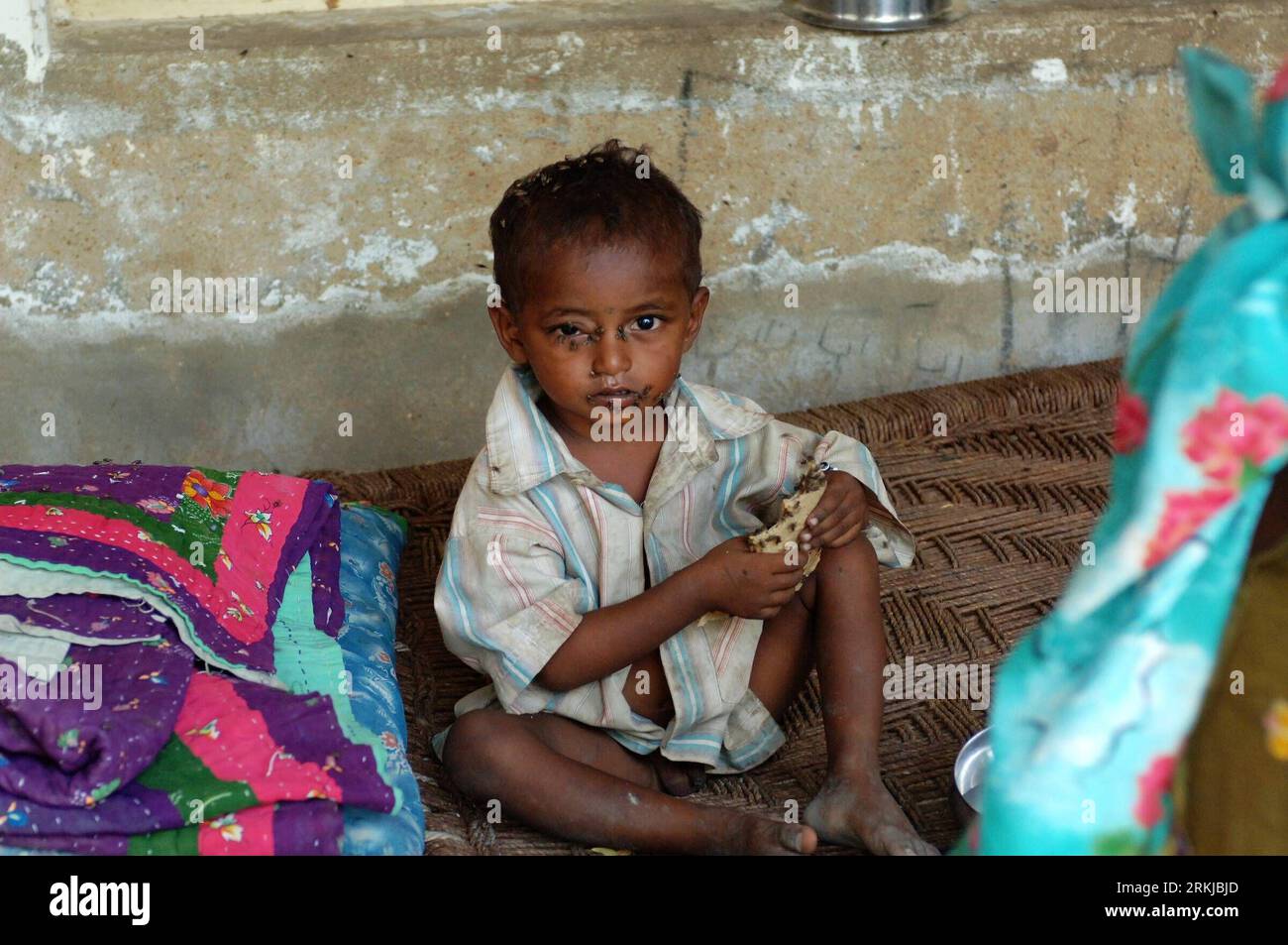 Bildnummer: 56086788  Datum: 23.09.2011  Copyright: imago/Xinhua (110923) -- SINDH, Sept. 23, 2011 (Xinhua) -- A Pakistani boy eats food at a makeshift tent in the flood-hit Sanghar district of Pakistan s Sindh province, Sept. 23, 2011. Two million Pakistanis have fallen ill since monsoon rains left the southern region under several feet of water, the country s disaster authority said. More than 350 have been killed and over eight million have been affected this year by floods. (Xinhua/Ahmad Kamal) PAKISTAN-SINDH-FLOOD PUBLICATIONxNOTxINxCHN Gesellschaft Naturkatastrophe Hochwasser Opfer xda x Stock Photo