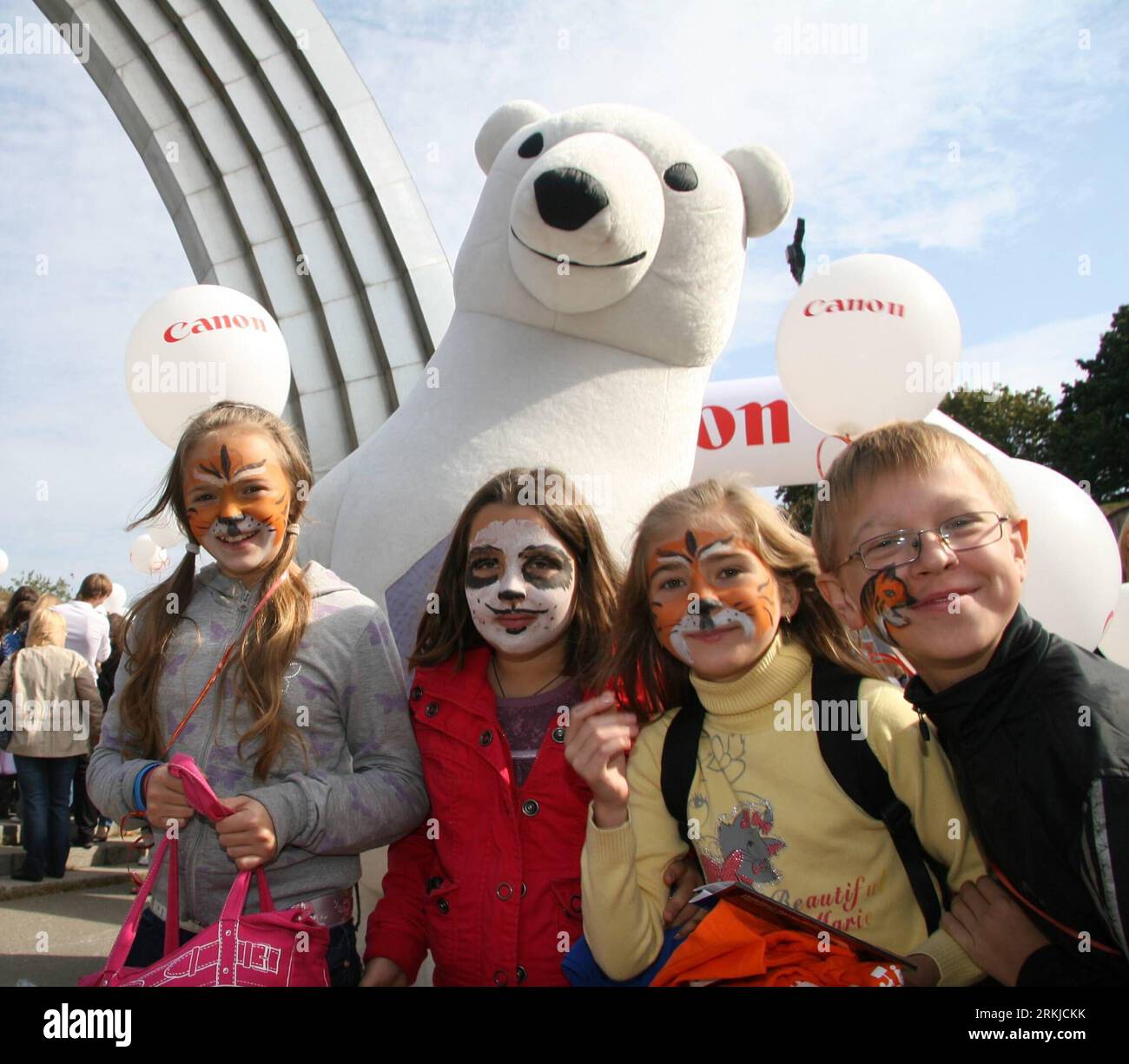 Bildnummer: 56101884  Datum: 24.09.2011  Copyright: imago/Xinhua (110925) -- KIEV, Sept. 25, 2011 (Xinhua) -- Teenagers wear animal facial makeups during the environmental campaign in Kiev, capital of Ukraine, Sept. 24, 2011. During Moving Planet , a one-day environmental campaign held in Kiev on Saturday, Ukrainian teachers, teenagers, atheletes and retirees joined various activities including marathon, swimming, dancing and kite-flying to call on a shift to cleaner energy from fossil fuel, a main source of global climate change. (Xinhua/Olga Tarnavskaya) (lmm) UKRAINE-KIEV-ENVIRONMENTAL CAMP Stock Photo