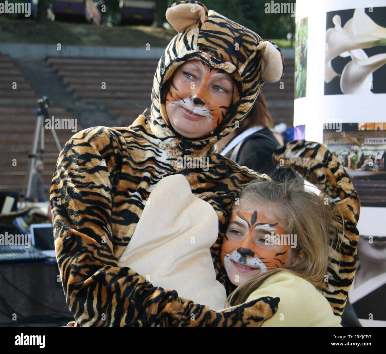 Bildnummer: 56101878  Datum: 24.09.2011  Copyright: imago/Xinhua (110925) -- KIEV, Sept. 25, 2011 (Xinhua) -- A mother and her daughter dress as tigers to join the environmental campaign in Kiev, capital of Ukraine, Sept. 24, 2011. During Moving Planet , a one-day environmental campaign held in Kiev on Saturday, Ukrainian teachers, teenagers, atheletes and retirees joined various activities including marathon, swimming, dancing and kite-flying to call on a shift to cleaner energy from fossil fuel, a main source of global climate change. (Xinhua/Olga Tarnavskaya) (lmm) UKRAINE-KIEV-ENVIRONMENTA Stock Photo