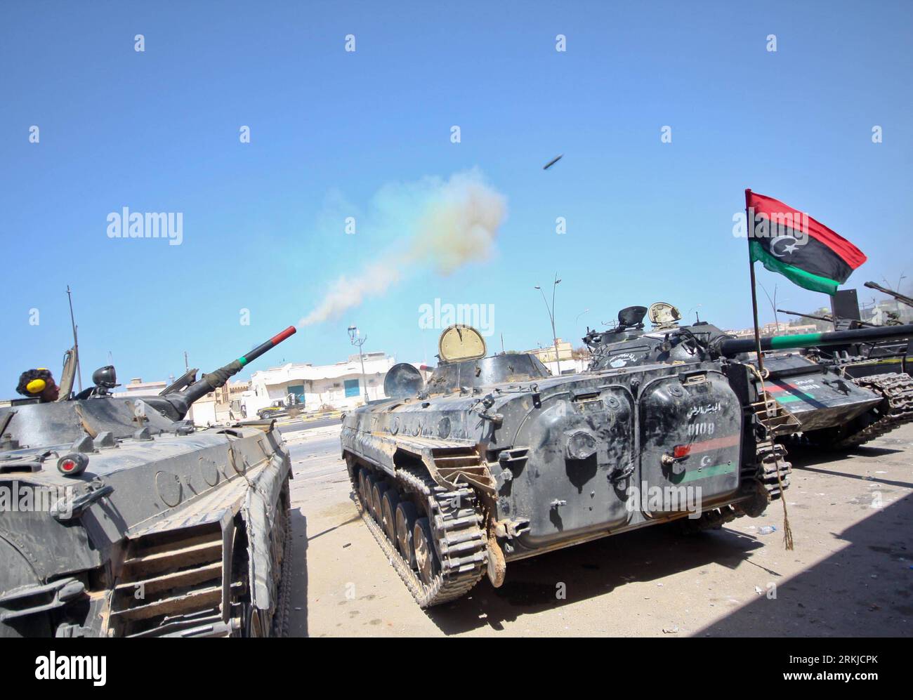 Bildnummer: 56101840  Datum: 24.09.2011  Copyright: imago/Xinhua (110925) -- SIRTE, Sept. 25, 2011 (Xinhua) -- A tank of Libya s ruling National Transitional Council (NTC) fires at pro-Gaddafi forces during heavy battles at the entrance of Al-Etha a street, about 7 kilometers from the heart of sirte, Libya, Sept. 24, 2011. NTC forces, backed by NATO warplanes, have marched into Sirte, the hometown of former Libyan leader MuammarGaddafi, after fierce fighting with troops loyal to Gaddafi, Qatar-based al-Jazeera television reported Saturday. (Xinhua/Amru Salahuddien) LIBYA-SIRTE-NTC-BATTLE PUBLI Stock Photo