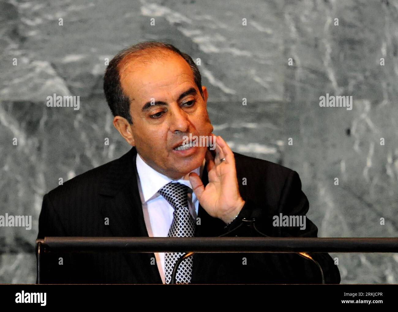 Bildnummer: 56101981  Datum: 24.09.2011  Copyright: imago/Xinhua (110924) -- NEW YORK, Sept. 24, 2011 (Xinhua) -- Mahmoud Jibril, Chairman of the National Transitional Council Executive Office of Libya, speaks during the General Debate of the 66th United Nations General Assembly session at the UN headquarters in New York, the United States, Sept. 24, 2011. (Xinhua/Shen Hong) (wjd) UN-GENERAL DEBATE-LIBYA PUBLICATIONxNOTxINxCHN People Politik Vereinte Nationen Generalversammlung Generaldebatte Porträt xjh x0x premiumd 2011 quer      56101981 Date 24 09 2011 Copyright Imago XINHUA  New York Sept Stock Photo