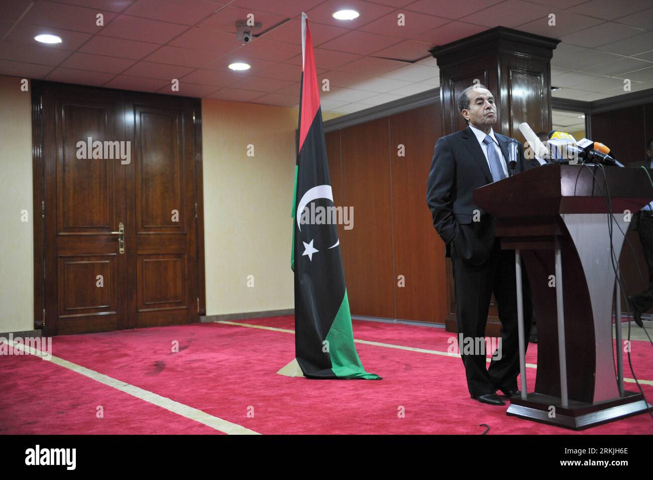 Bildnummer: 56136869  Datum: 29.09.2011  Copyright: imago/Xinhua (110929) -- TRIPOLI, Sept. 29, 2011 (Xinhua) -- Mahmoud Jibril, chairman of the executive office of Libya s National Transitional Council (NTC), speaks during a press conference in Tripoli, Libya, Sept. 29, 2011. The ruling authorities will postpone the formation of an interim government until the entire Libya is without redoubts of fallen leader, Jibril confirmed here on Thursday. (Xinhua/Li Muzi) LIBYA-TRIPOLI-PRESS CONFERENCE-JIBRIL PUBLICATIONxNOTxINxCHN People Politik premiumd xns x1x 2011 quer     56136869 Date 29 09 2011 C Stock Photo