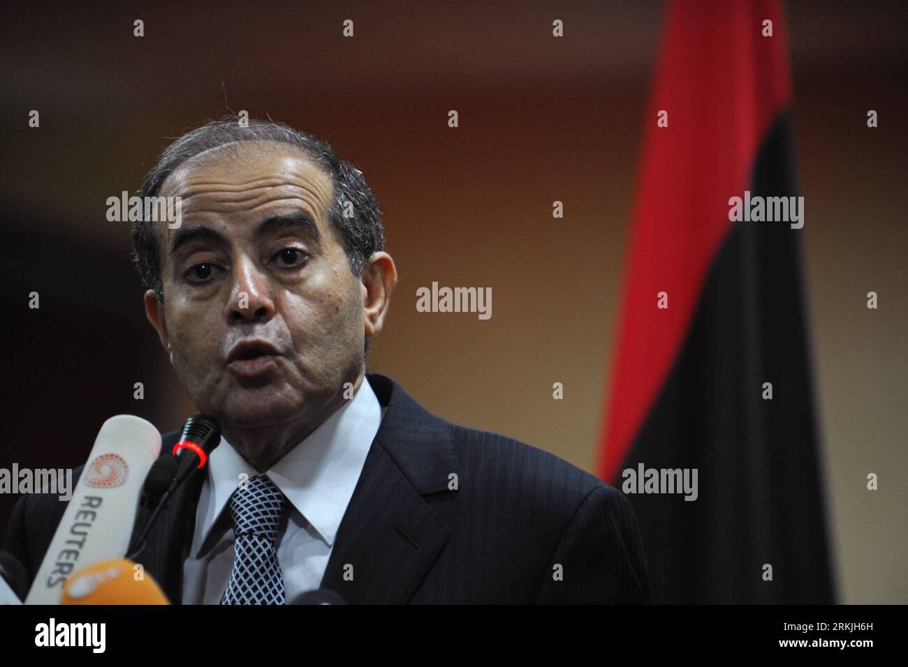 Bildnummer: 56136862  Datum: 29.09.2011  Copyright: imago/Xinhua (110929) -- TRIPOLI, Sept. 29, 2011 (Xinhua) -- Mahmoud Jibril, chairman of the executive office of Libya s National Transitional Council (NTC), speaks during a press conference in Tripoli, Libya, Sept. 29, 2011. The ruling authorities will postpone the formation of an interim government until the entire Libya is without redoubts of fallen leader, Jibril confirmed here on Thursday. (Xinhua/Li Muzi) LIBYA-TRIPOLI-PRESS CONFERENCE-JIBRIL PUBLICATIONxNOTxINxCHN People Politik Porträt xns x1x 2011 quer     56136862 Date 29 09 2011 Co Stock Photo