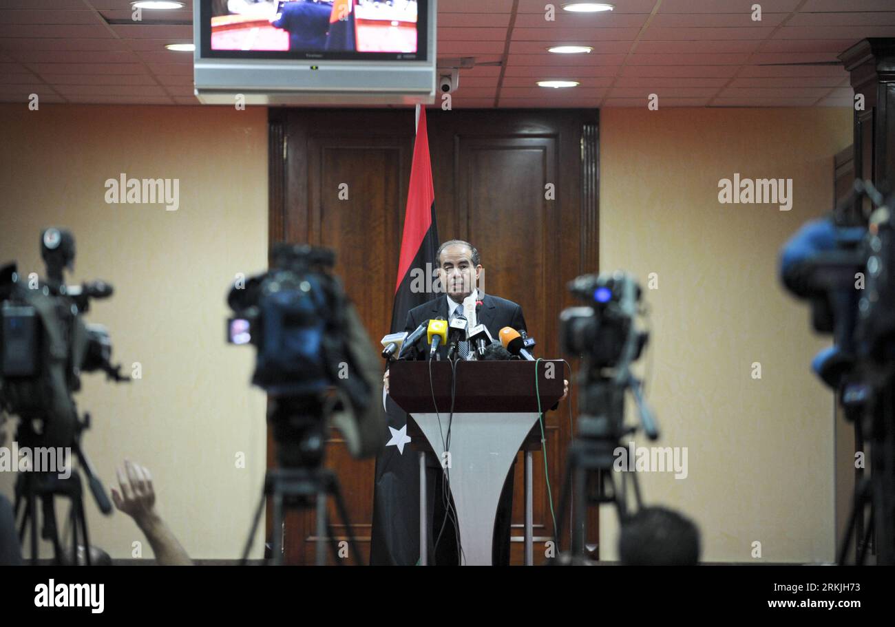 Bildnummer: 56136870  Datum: 29.09.2011  Copyright: imago/Xinhua (110929) -- TRIPOLI, Sept. 29, 2011 (Xinhua) -- Mahmoud Jibril, chairman of the executive office of Libya s National Transitional Council (NTC), speaks during a press conference in Tripoli, Libya, Sept. 29, 2011. The ruling authorities will postpone the formation of an interim government until the entire Libya is without redoubts of fallen leader, Jibril confirmed here on Thursday. (Xinhua/Li Muzi) LIBYA-TRIPOLI-PRESS CONFERENCE-JIBRIL PUBLICATIONxNOTxINxCHN People Politik premiumd xns x1x 2011 quer     56136870 Date 29 09 2011 C Stock Photo