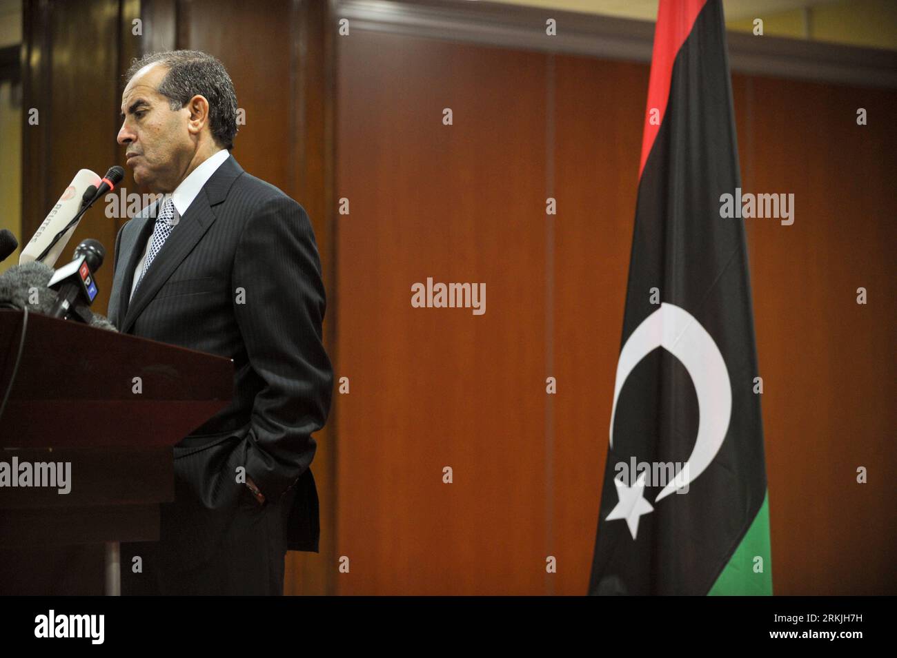 Bildnummer: 56136872  Datum: 29.09.2011  Copyright: imago/Xinhua (110929) -- TRIPOLI, Sept. 29, 2011 (Xinhua) -- Mahmoud Jibril, chairman of the executive office of Libya s National Transitional Council (NTC), speaks during a press conference in Tripoli, Libya, Sept. 29, 2011. The ruling authorities will postpone the formation of an interim government until the entire Libya is without redoubts of fallen leader, Jibril confirmed here on Thursday. (Xinhua/Li Muzi) LIBYA-TRIPOLI-PRESS CONFERENCE-JIBRIL PUBLICATIONxNOTxINxCHN People Politik premiumd xns x1x 2011 quer     56136872 Date 29 09 2011 C Stock Photo