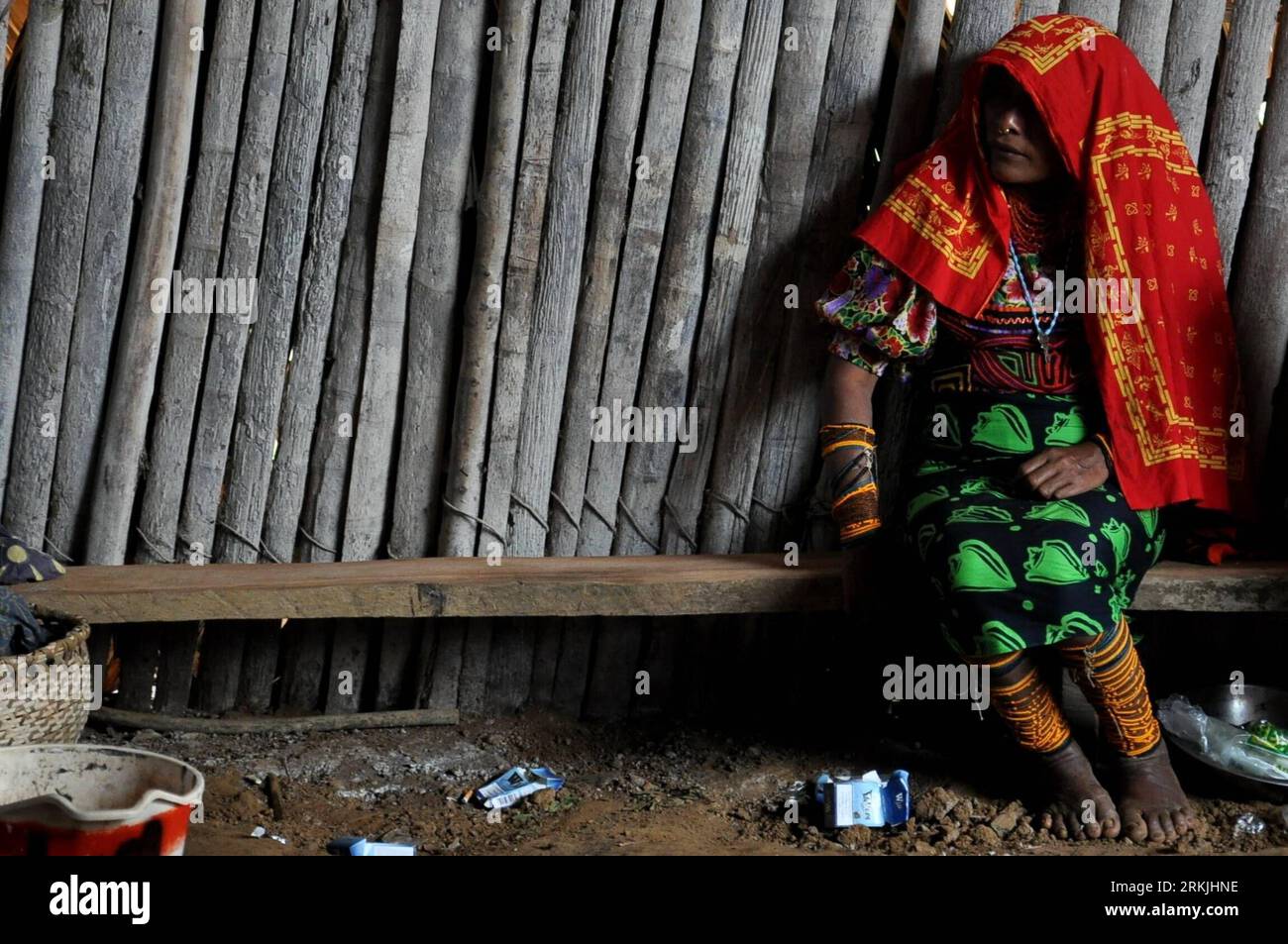 Bildnummer: 56138807  Datum: 30.09.2011  Copyright: imago/Xinhua (111001) -- ICARTI, Oct. 1, 2011 (Xinhua) -- A Kuna woman dressed in traditional costumes of Mola is seen in the region of Icarti, Madugandi, Panama, on Sept. 30, 2011. Kuna is an indigenous group of located mostly in Panama and Colombia s border areas. They inhabited in three regions, including Wargandi, Madugandi and Kuna Yala. Kuna has a population of some 40,000, and lives mostly on hunting and fishing. (Xinhua/Mauricio Valenzuela) (py) PANAMA-ICARTI-KUNA PUBLICATIONxNOTxINxCHN Gesellschaft Land Leute Indigene Ureinwohner Fra Stock Photo