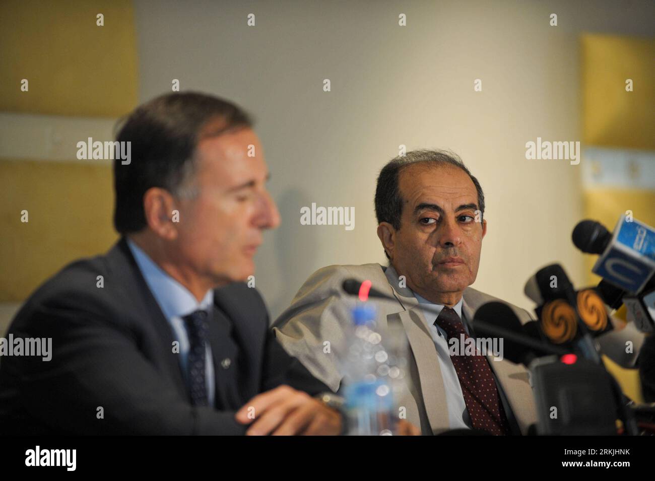 Bildnummer: 56138262  Datum: 30.09.2011  Copyright: imago/Xinhua (110930) -- TRIPOLI, Sept. 30, 2011 (Xinhua) -- Italian Foreign Minister Franco Frattini (L), and Mahmoud Jibril, chairman of the executive office of the National Transitional Council (NTC), attend a joint press conference in Tripoli, Libya, Sept. 30, 2011. (Xinhua/Li Muzi) (zf) LIBYA-ITALY-DIPLOMACY PUBLICATIONxNOTxINxCHN People Politik x0x xst 2011 quer premiumd      56138262 Date 30 09 2011 Copyright Imago XINHUA  Tripoli Sept 30 2011 XINHUA Italian Foreign Ministers Franco Frattini l and Mahmoud Jibril Chairman of The Executi Stock Photo