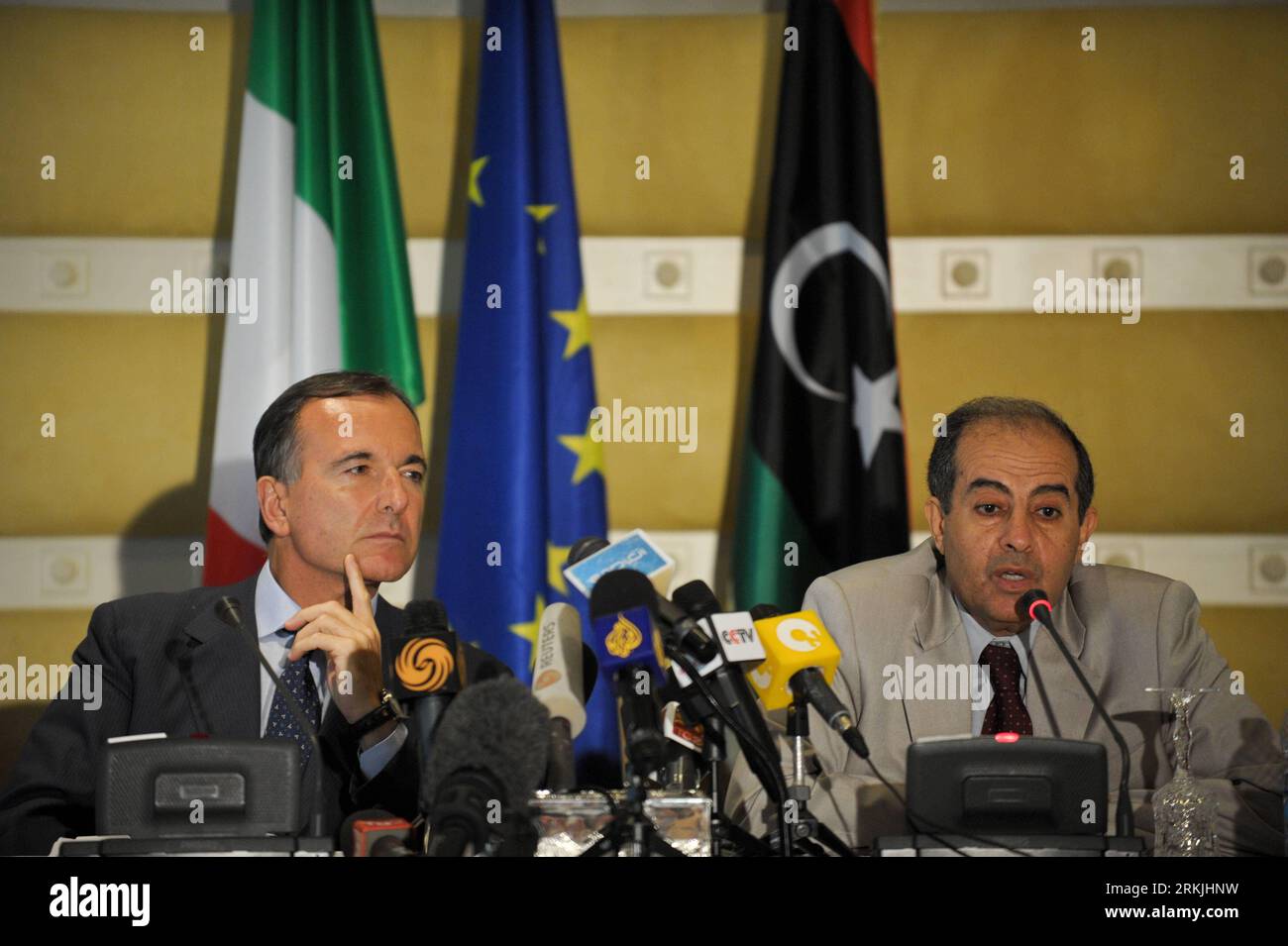 Bildnummer: 56138260  Datum: 30.09.2011  Copyright: imago/Xinhua (110930) -- TRIPOLI, Sept. 30, 2011 (Xinhua) -- Italian Foreign Minister Franco Frattini (L), and Mahmoud Jibril, chairman of the executive office of the National Transitional Council (NTC), attend a joint press conference in Tripoli, Libya, Sept. 30, 2011. (Xinhua/Li Muzi) (msq) LIBYA-ITALY-DIPLOMACY PUBLICATIONxNOTxINxCHN People Politik x0x xst 2011 quer premiumd      56138260 Date 30 09 2011 Copyright Imago XINHUA  Tripoli Sept 30 2011 XINHUA Italian Foreign Ministers Franco Frattini l and Mahmoud Jibril Chairman of The Execut Stock Photo