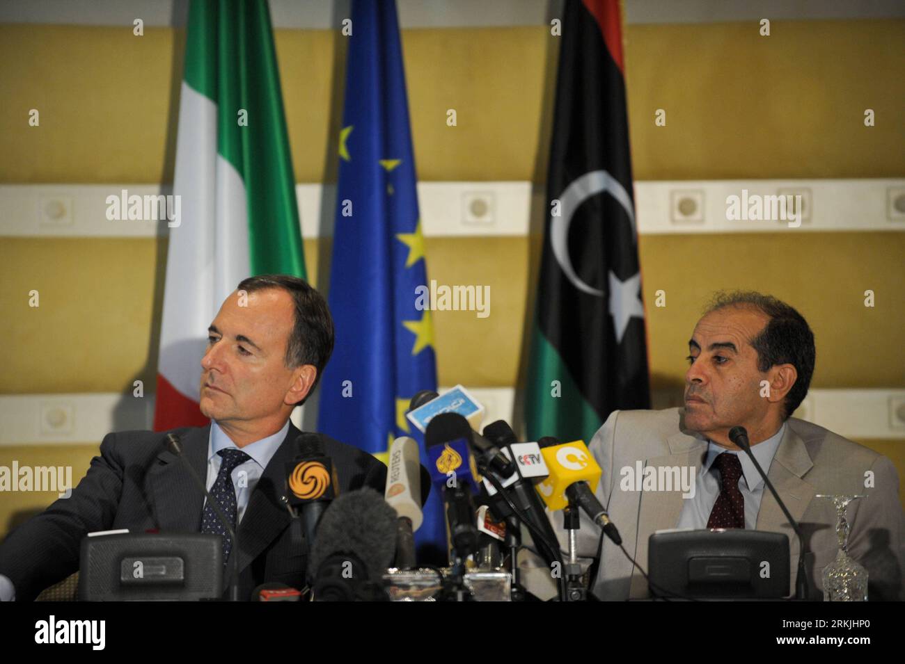 Bildnummer: 56138261  Datum: 30.09.2011  Copyright: imago/Xinhua (110930) -- TRIPOLI, Sept. 30, 2011 (Xinhua) -- Italian Foreign Minister Franco Frattini (L), and Mahmoud Jibril, chairman of the executive office of the National Transitional Council (NTC), attend a joint press conference in Tripoli, Libya, Sept. 30, 2011. (Xinhua/Li Muzi) (msq) LIBYA-ITALY-DIPLOMACY PUBLICATIONxNOTxINxCHN People Politik x0x xst 2011 quer premiumd      56138261 Date 30 09 2011 Copyright Imago XINHUA  Tripoli Sept 30 2011 XINHUA Italian Foreign Ministers Franco Frattini l and Mahmoud Jibril Chairman of The Execut Stock Photo
