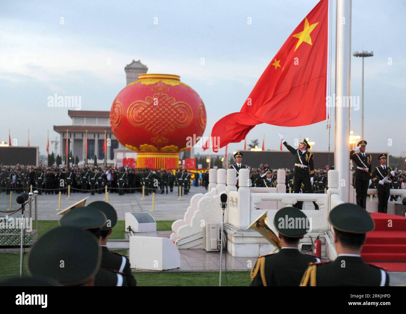 Bildnummer: 56138815  Datum: 01.10.2011  Copyright: imago/Xinhua (111001) -- BEIJING, Oct. 1, 2011 (Xinhua) -- Chinese national flag is raised at the Tian anmen Square in Beijing, capital of China, Oct. 1, 2011. More than 120,000 gathered at the Tian anmen Square to watch the national flag raising ceremony at dawn on Oct. 1, in celebration of the 62th anniversary of the founding of the People s Republic of China. (Xinhua/Luo Xiaoguang) (ly) CHINA-NATIONAL FLAG RAISING-NATIONAL DAY (CN) PUBLICATIONxNOTxINxCHN Gesellschaft Militär Fahnenappell Fahne Nationalfahne Appell Feiertag Nationalfeiertag Stock Photo