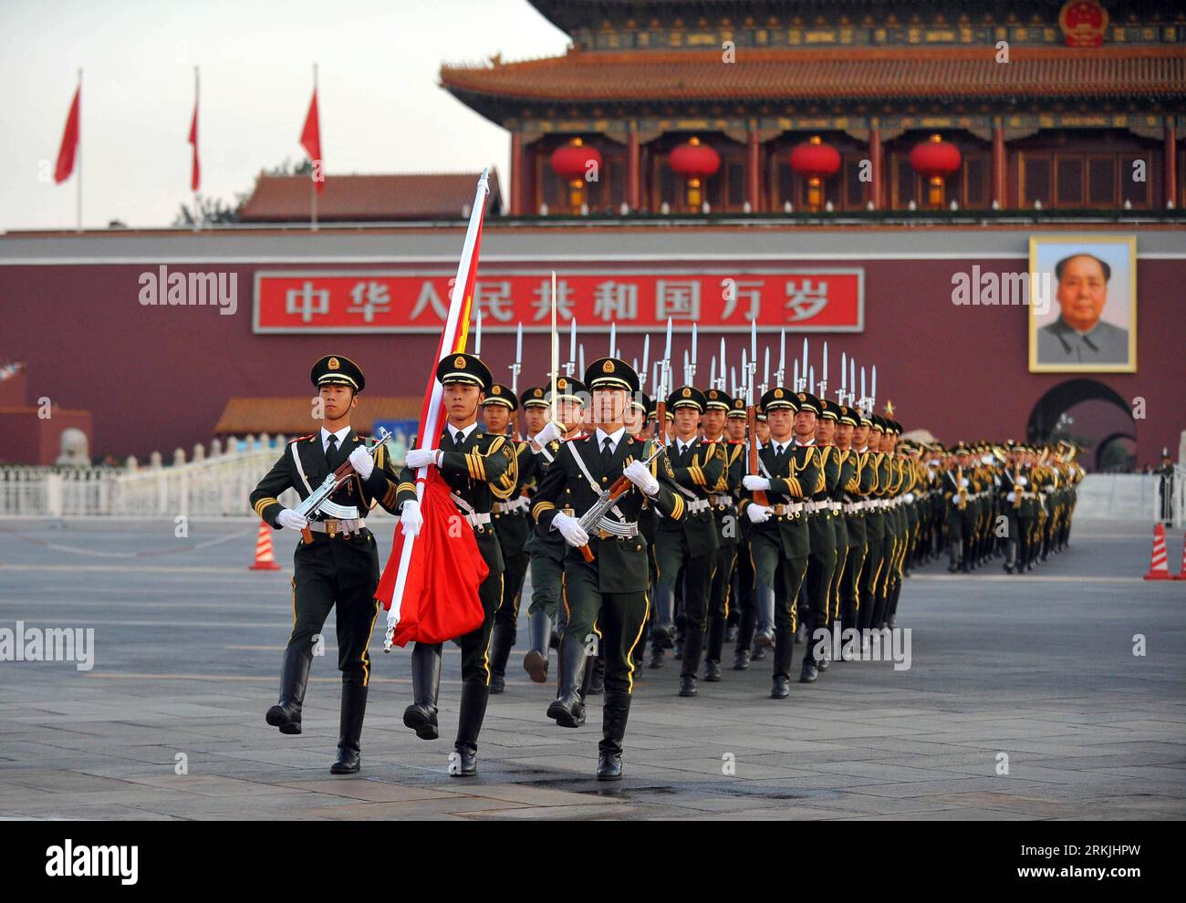 Bildnummer: 56138813  Datum: 01.10.2011  Copyright: imago/Xinhua (111001) -- BEIJING, Oct. 1, 2011 (Xinhua) -- Chinese national flag guards escort the flag across the Chang an Avenue in Beijing, capital of China, Oct. 1, 2011. More than 120,000 gathered at the Tian anmen Square to watch the national flag raising ceremony at dawn on Oct. 1, in celebration of the 62th anniversary of the founding of the People s Republic of China. (Xinhua/Luo Xiaoguang) (ly) CHINA-NATIONAL FLAG RAISING-NATIONAL DAY (CN) PUBLICATIONxNOTxINxCHN Gesellschaft Militär Fahnenappell Fahne Nationalfahne Appell Feiertag N Stock Photo