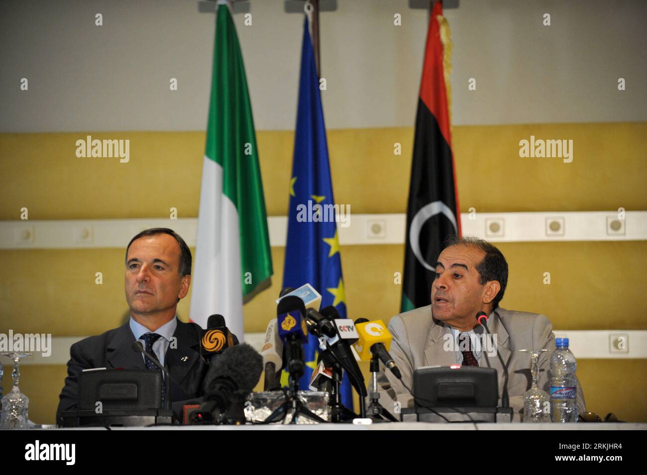 Bildnummer: 56138258  Datum: 30.09.2011  Copyright: imago/Xinhua (110930) -- TRIPOLI, Sept. 30, 2011 (Xinhua) -- Italian Foreign Minister Franco Frattini (L), and Mahmoud Jibril, chairman of the executive office of the National Transitional Council (NTC), attend a joint press conference in Tripoli, Libya, Sept. 30, 2011. (Xinhua/Li Muzi) (msq) LIBYA-ITALY-DIPLOMACY PUBLICATIONxNOTxINxCHN People Politik x0x xst 2011 quer premiumd      56138258 Date 30 09 2011 Copyright Imago XINHUA  Tripoli Sept 30 2011 XINHUA Italian Foreign Ministers Franco Frattini l and Mahmoud Jibril Chairman of The Execut Stock Photo