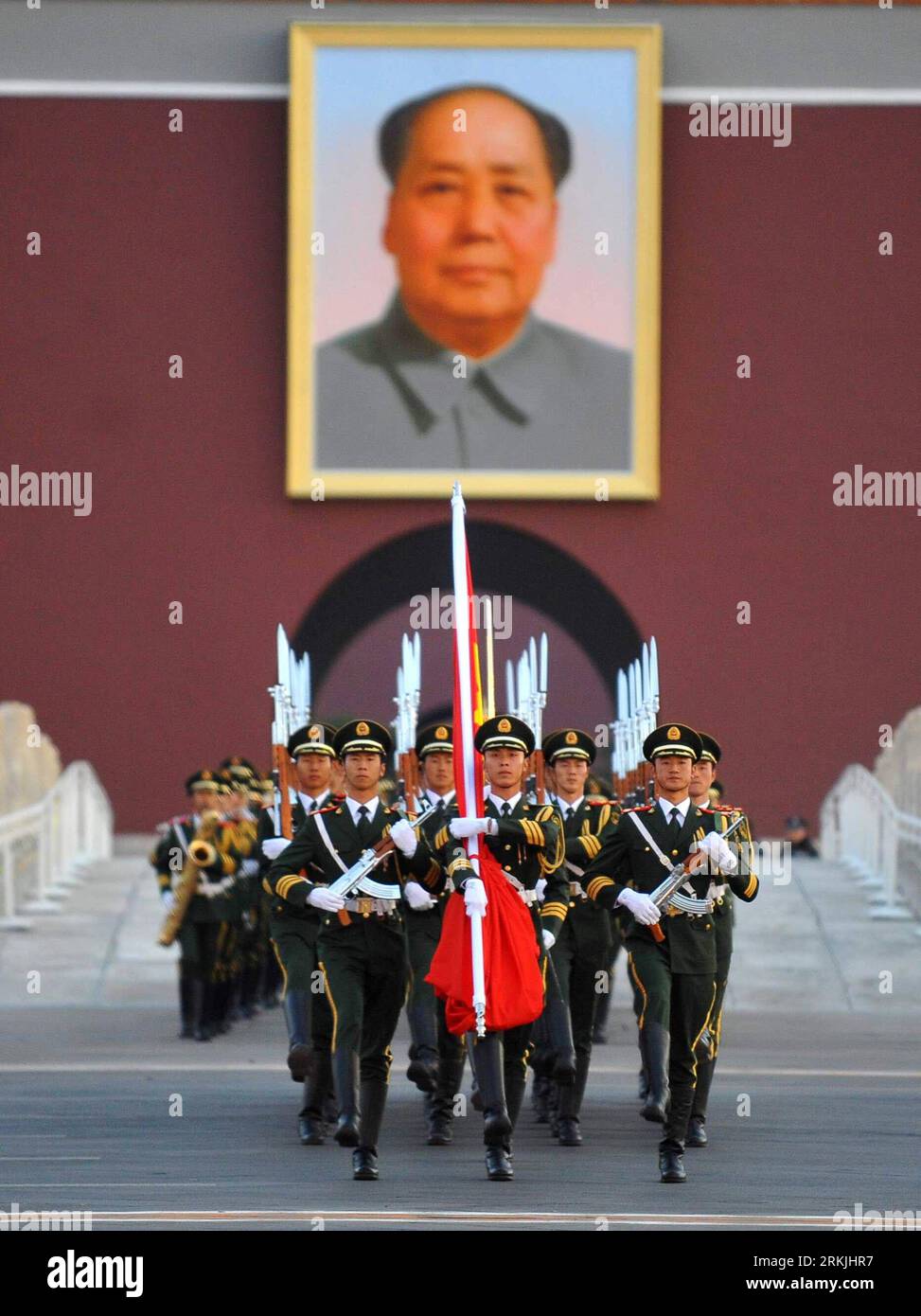 Bildnummer: 56138812  Datum: 01.10.2011  Copyright: imago/Xinhua (111001) -- BEIJING, Oct. 1, 2011 (Xinhua) -- Chinese national flag guards escort the flag across the Chang an Avenue in Beijing, capital of China, Oct. 1, 2011. More than 120,000 gathered at the Tian anmen Square to watch the national flag raising ceremony at dawn on Oct. 1, in celebration of the 62th anniversary of the founding of the People s Republic of China. (Xinhua/Luo Xiaoguang) (ly) CHINA-NATIONAL FLAG RAISING-NATIONAL DAY (CN) PUBLICATIONxNOTxINxCHN Gesellschaft Militär Fahnenappell Fahne Nationalfahne Appell Feiertag N Stock Photo
