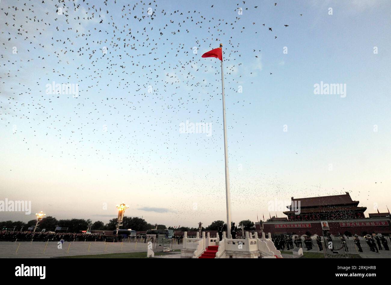 Bildnummer: 56138816  Datum: 01.10.2011  Copyright: imago/Xinhua (111001) -- BEIJING, Oct. 1, 2011 (Xinhua) -- Chinese national flag flies over the sky at the Tian anmen Square in Beijing, capital of China, Oct. 1, 2011. More than 120,000 gathered at the Tian anmen Square to watch the national flag raising ceremony at dawn on Oct. 1, in celebration of the 62th anniversary of the founding of the People s Republic of China. (Xinhua/Luo Xiaoguang) (ly) CHINA-NATIONAL FLAG RAISING-NATIONAL DAY (CN) PUBLICATIONxNOTxINxCHN Gesellschaft Militär Fahnenappell Fahne Nationalfahne Appell Feiertag Nationa Stock Photo