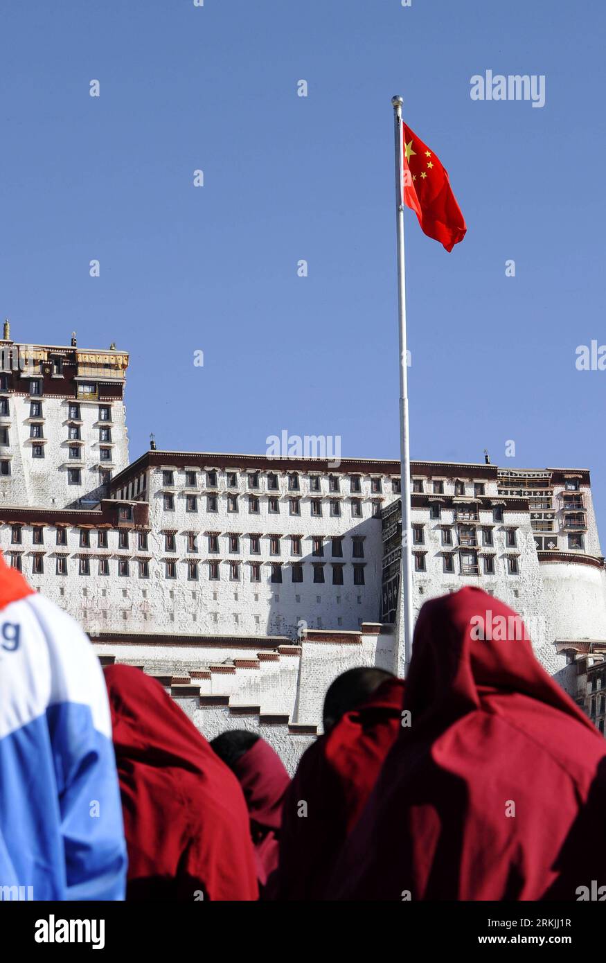 Bildnummer: 56139351  Datum: 01.10.2011  Copyright: imago/Xinhua (111001) -- LHASA, Oct. 1, 2011 (Xinhua) -- in religious circles take part in a flag raising ceremony in front of the Potala Palace in Lhasa, capital of southwest China s Tibet Autonomous Region, Oct. 1, 2011. More than 3,000 gathered in front of the Potala Palace in Lhasa to celebrate of the 62nd anniversary of the founding of the People s Republic of China. (Xinhua/Chogo) (zhs) CHINA-LHASA-NATIONAL DAY-CELEBRATIONS (CN) PUBLICATIONxNOTxINxCHN Gesellschaft Fahnenappell Fahne Nationalfahne Appell Feiertag Nationalfeiertag 62 xns Stock Photo