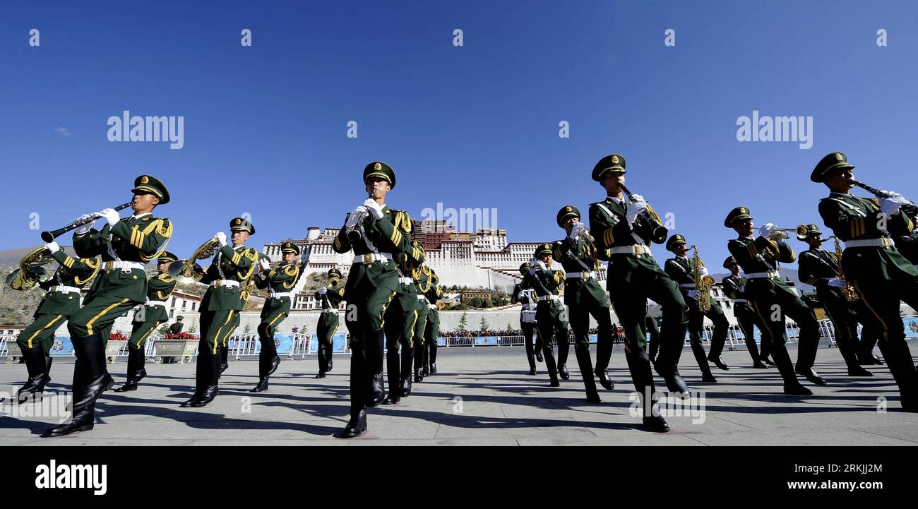 Bildnummer: 56139350  Datum: 01.10.2011  Copyright: imago/Xinhua (111001) -- LHASA, Oct. 1, 2011 (Xinhua) -- Members of a military band play the national anthem of China in front of the Potala Palace in Lhasa, capital of southwest China s Tibet Autonomous Region, Oct. 1, 2011. More than 3,000 gathered in front of the Potala Palace in Lhasa to celebrate of the 62nd anniversary of the founding of the People s Republic of China. (Xinhua/Chogo) (zhs) CHINA-LHASA-NATIONAL DAY-CELEBRATIONS (CN) PUBLICATIONxNOTxINxCHN Gesellschaft Fahnenappell Fahne Nationalfahne Appell Feiertag Nationalfeiertag 62 x Stock Photo