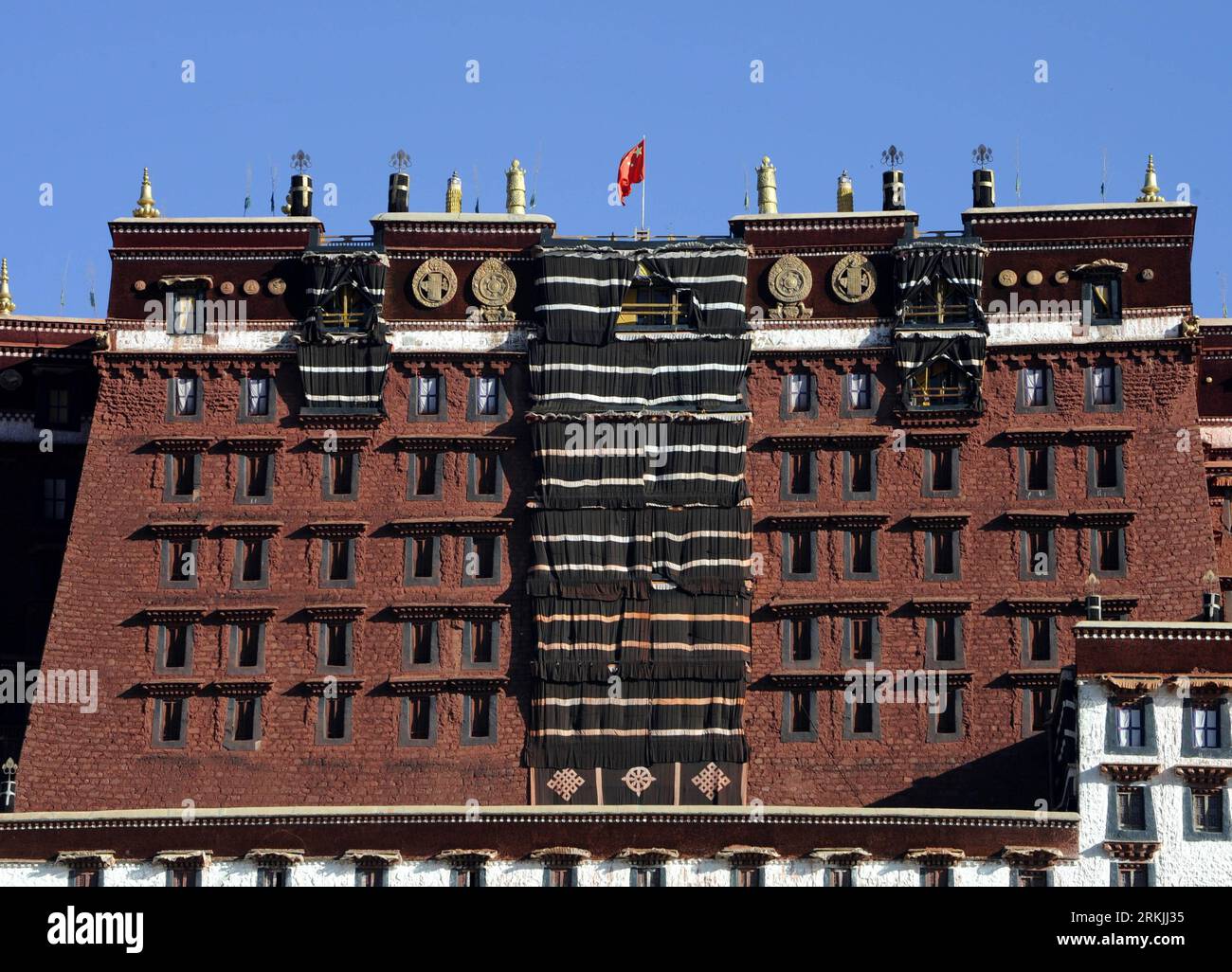 Bildnummer: 56139353  Datum: 01.10.2011  Copyright: imago/Xinhua (111001) -- LHASA, Oct. 1, 2011 (Xinhua) -- The national flag of China is seen on top of the Potala Palace in Lhasa, capital of southwest China s Tibet Autonomous Region, Oct. 1, 2011. More than 3,000 gathered in front of the Potala Palace in Lhasa to celebrate of the 62nd anniversary of the founding of the People s Republic of China. (Xinhua/Chogo) (zhs) CHINA-LHASA-NATIONAL DAY-CELEBRATIONS (CN) PUBLICATIONxNOTxINxCHN Gesellschaft Fahnenappell Fahne Nationalfahne Appell Feiertag Nationalfeiertag 62 xns x0x 2011 quer      561393 Stock Photo