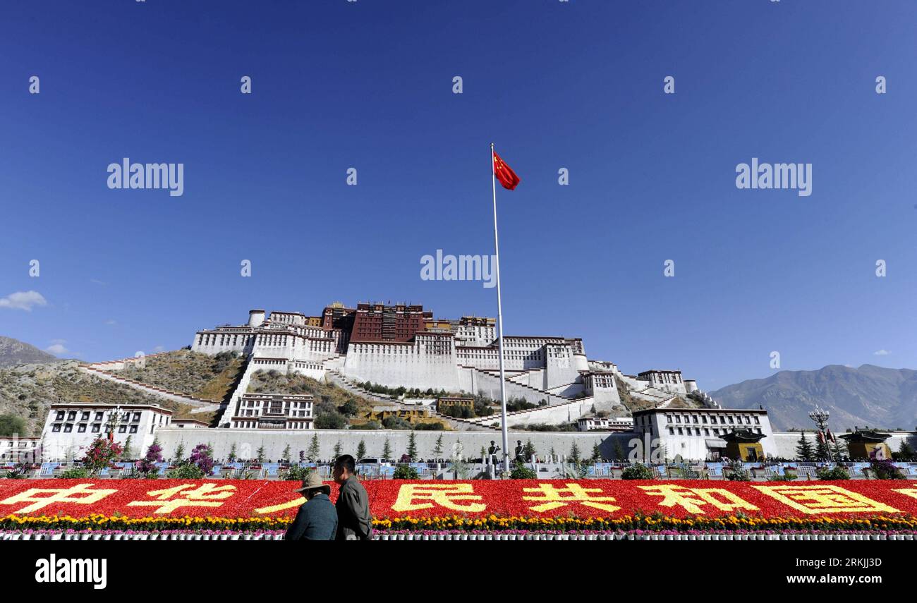 Bildnummer: 56139352  Datum: 01.10.2011  Copyright: imago/Xinhua (111001) -- LHASA, Oct. 1, 2011 (Xinhua) -- walk past the flowerbed in front of the Potala Palace in Lhasa, capital of southwest China s Tibet Autonomous Region, Oct. 1, 2011. More than 3,000 gathered in front of the Potala Palace in Lhasa to celebrate of the 62nd anniversary of the founding of the People s Republic of China. (Xinhua/Chogo) (zhs) CHINA-LHASA-NATIONAL DAY-CELEBRATIONS (CN) PUBLICATIONxNOTxINxCHN Gesellschaft Fahnenappell Fahne Nationalfahne Appell Feiertag Nationalfeiertag 62 xns x0x 2011 quer      56139352 Date 0 Stock Photo