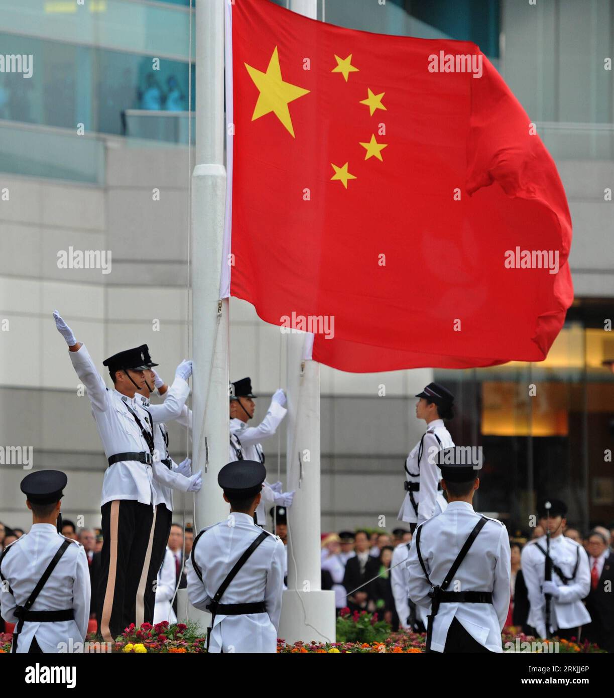 Bildnummer: 56139363  Datum: 01.10.2011  Copyright: imago/Xinhua (111001) -- HONG KONG, Oct. 1, 2011 (Xinhua) -- Chinese national flag is raised at the Golden Bauhinia Square in Hong Kong, south China, Oct. 1, 2011. A national flag-raising ceremony was held here Saturday, in celebration of the 62nd anniversary of the founding of the People s Republic of China. (Xinhua/Chen Xiaowei) (ly) CHINA-NATIONAL FLAG RAISING-NATIONAL DAY (CN) PUBLICATIONxNOTxINxCHN Gesellschaft Hongkong Fahnenappell Fahne Nationalfahne Appell Feiertag Nationalfeiertag 62 xns x0x 2011 quadrat      56139363 Date 01 10 2011 Stock Photo