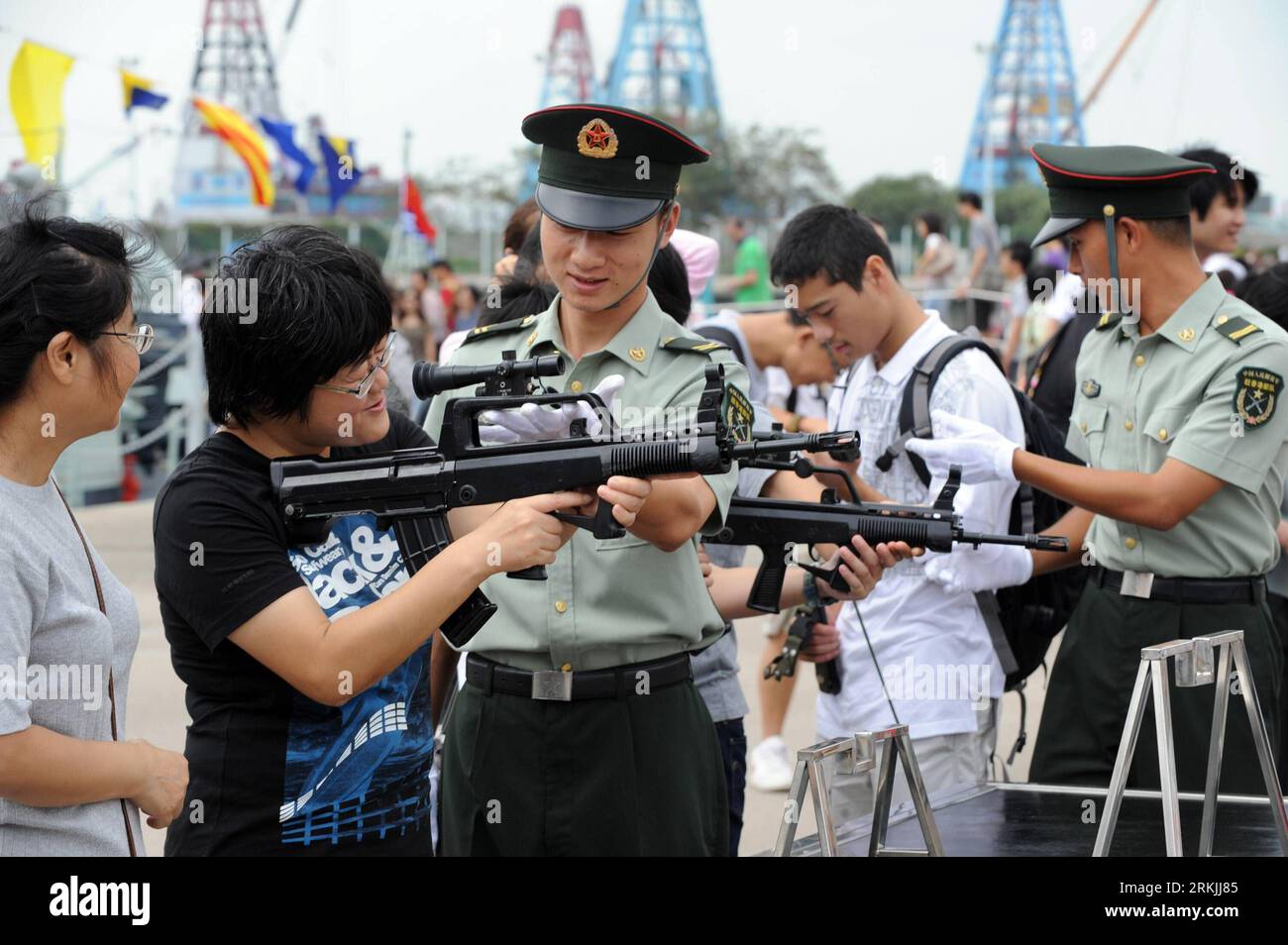 Bildnummer: 56139541  Datum: 01.10.2011  Copyright: imago/Xinhua (111001) -- HONG KONG, Oct. 1, 2011 (Xinhua) -- A citizen tries a rifle at a barrack of People s Liberation Army (PLA) Hong Kong Garrison in Hong Kong, south China, Oct. 1, 2011. A barrack of PLA Hong Kong Garrison was open to public on Saturday in celebration of the National Day, which attracted some 15,000 visitors. (Xinhua/Song Zhenping) (zhs) CHINA-HONG KONG-PLA-BARRACK-OPEN DAY (CN) PUBLICATIONxNOTxINxCHN Gesellschaft Militär Tag der offenen Tür China Hong Kong xdp x0x 2011 quer     56139541 Date 01 10 2011 Copyright Imago X Stock Photo