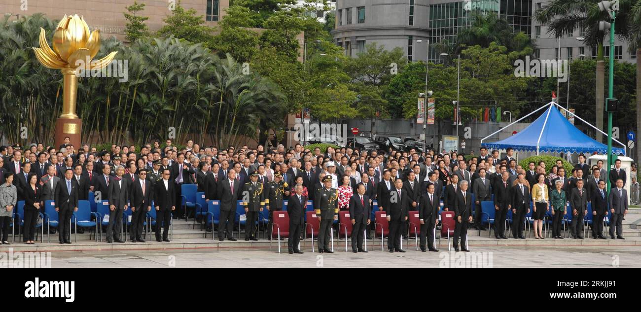 Bildnummer: 56139417  Datum: 01.10.2011  Copyright: imago/Xinhua (111001) -- MACAO, Oct. 1, 2011 (Xinhua) -- Fernando Chui Sai On (4th Left, front), chief executive of Macao Special Administrative Region, and others attend a flag raising ceremony at the Golden Lotus Square in Macao, south China, Oct. 1, 2011, to celebrate the 62nd anniversary of the founding of the People s Republic of China. (Xinhua/Cheong Kam Ka) (zhs) CHINA-MACAO-NATIONAL DAY (CN) PUBLICATIONxNOTxINxCHN People Politik Fahnenappell Fahne Nationalfahne Appell Feiertag Nationalfeiertag 62 xns x0x 2011 quer      56139417 Date 0 Stock Photo