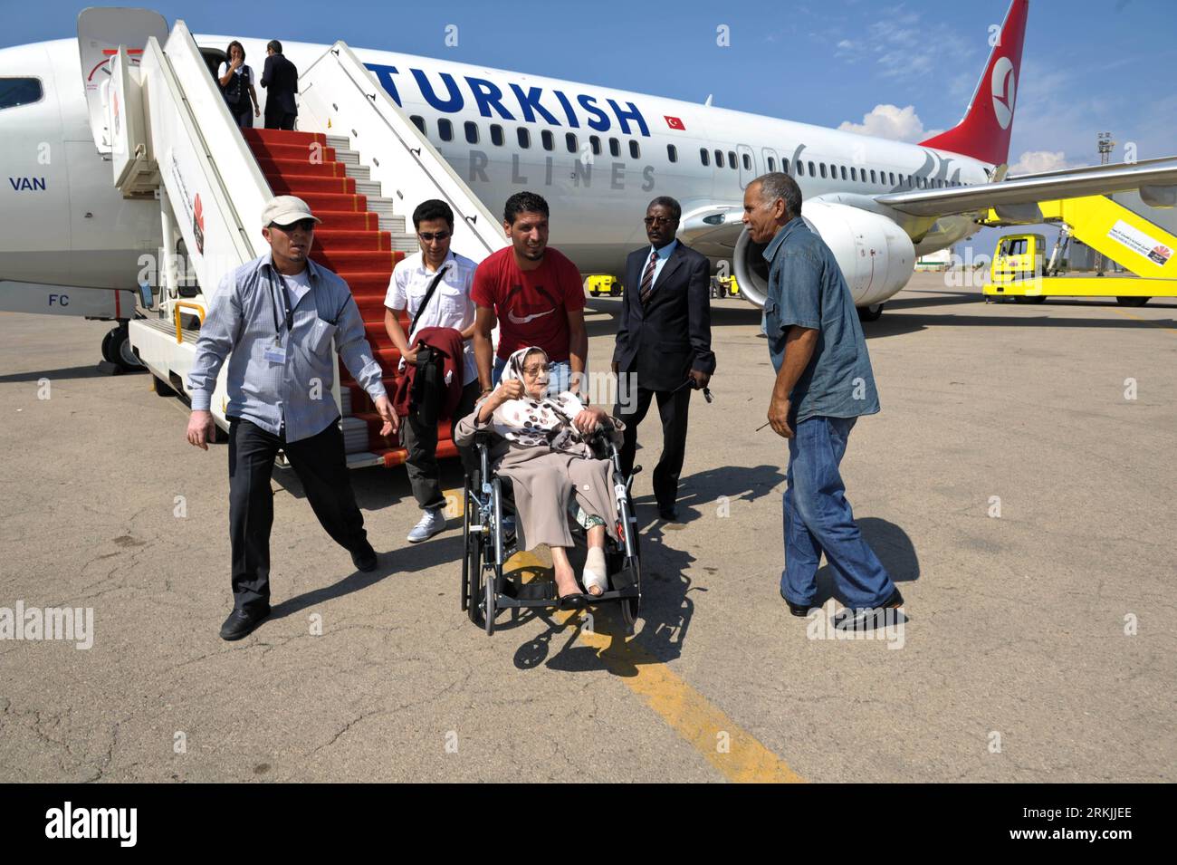 Bildnummer: 56139556  Datum: 01.10.2011  Copyright: imago/Xinhua (111001) -- TRIPOLI, Oct. 1, 2011 (Xinhua) -- An old woman in wheel-chair is carried out from a Turkish Airlines Boeing 737-800 airplane at Mitiga Airport in Tripoli, Libya, Oct. 1, 2011. The airplane, with 43 passengers on board, is the first flight from Istanbul to Tripoli since Feb. 28, 2011. (Xinhua/Li Muzi) LIBYA-TRIPOLI-TURKEY-AIRLINES PUBLICATIONxNOTxINxCHN Wirtschaft Fluglinie Airline Turkish Airlines Reisende Symbolfoto Flugzeug Luftfahrt xdp x0x 2011 quer premiumd      56139556 Date 01 10 2011 Copyright Imago XINHUA  Tr Stock Photo