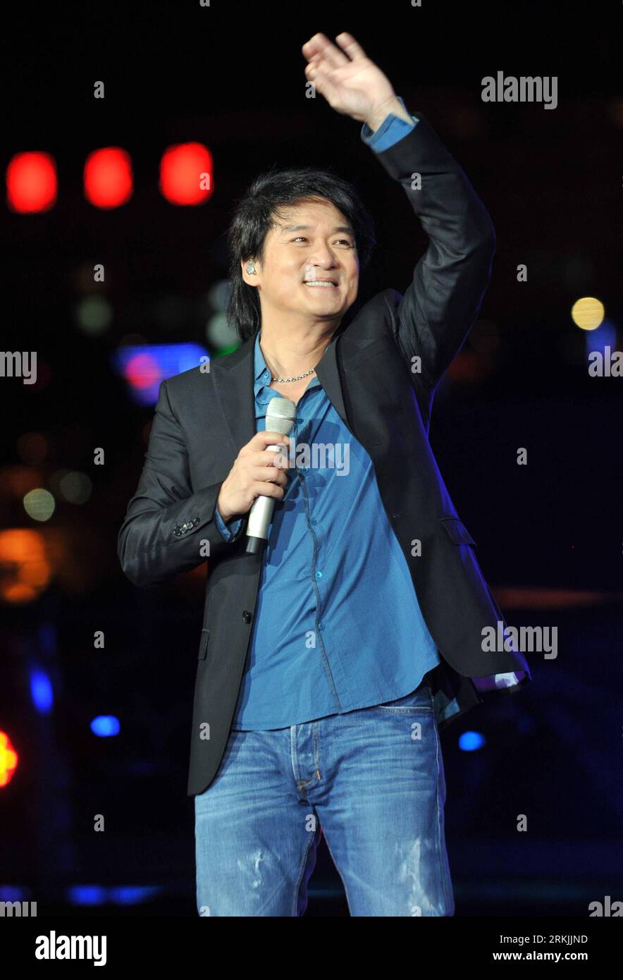Bildnummer: 56139869  Datum: 01.10.2011  Copyright: imago/Xinhua (111002) -- LIUZHOU, Oct. 2, 2011 (Xinhua) -- Singer Emil Chau sings during the opening performance of 2011 Liuzhou International Water Carnival in Liuzhou, south China s Guangxi Zhuang Autonomous Region, Oct. 1, 2011. The carnival kicked off on Saturday, containing eight cultural events and twelve sports events, like high wire performance, fashion show, high diving international race and sailing invitational race. (Xinhua/Zhang Ailin) (jy) CHINA-GUANGXI-LIUZHOU-INTERNATIONAL CARNIVAL (CN) PUBLICATIONxNOTxINxCHN People Entertainm Stock Photo
