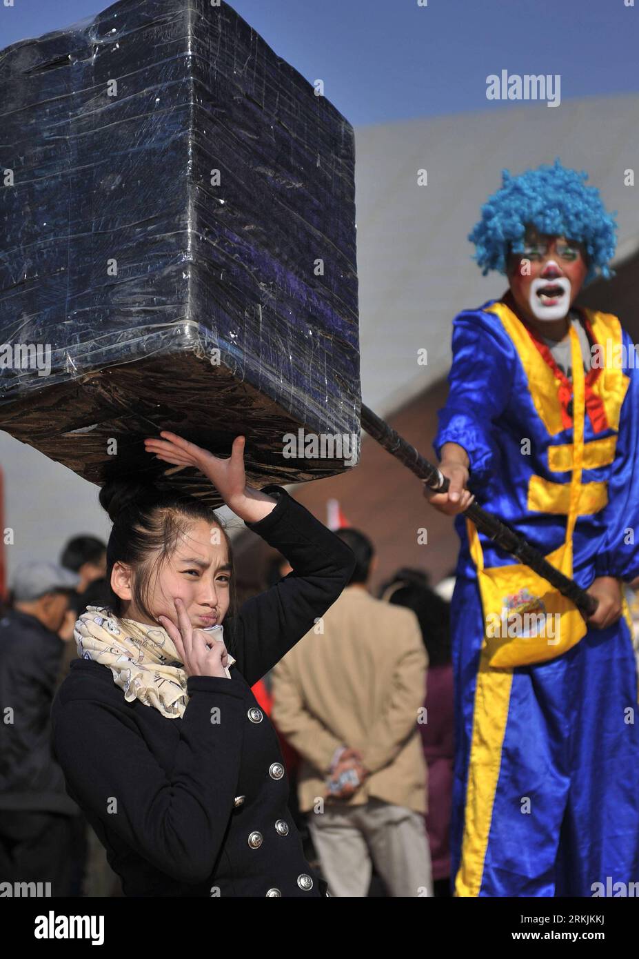 Bildnummer: 56142817  Datum: 03.10.2011  Copyright: imago/Xinhua (111003) -- CHANGCHUN, Oct. 3, 2011 (Xinhua) -- A clown performs with a visitor during an amusing carnival at a movie theme park in Changchun, capital of northeast China s Jilin Province, Oct. 3, 2011, the third day of the national holiday. (Xinhua/Wang Haofei) CHINA-JILIN-CHANGCHUN-CARNIVAL-CLOWNS (CN) PUBLICATIONxNOTxINxCHN Gesellschaft Karneval Clown Freizeitpark xns x0x 2011 hoch      56142817 Date 03 10 2011 Copyright Imago XINHUA  Changchun OCT 3 2011 XINHUA a Clown performs With a Visitor during to amusing Carnival AT a Mo Stock Photo