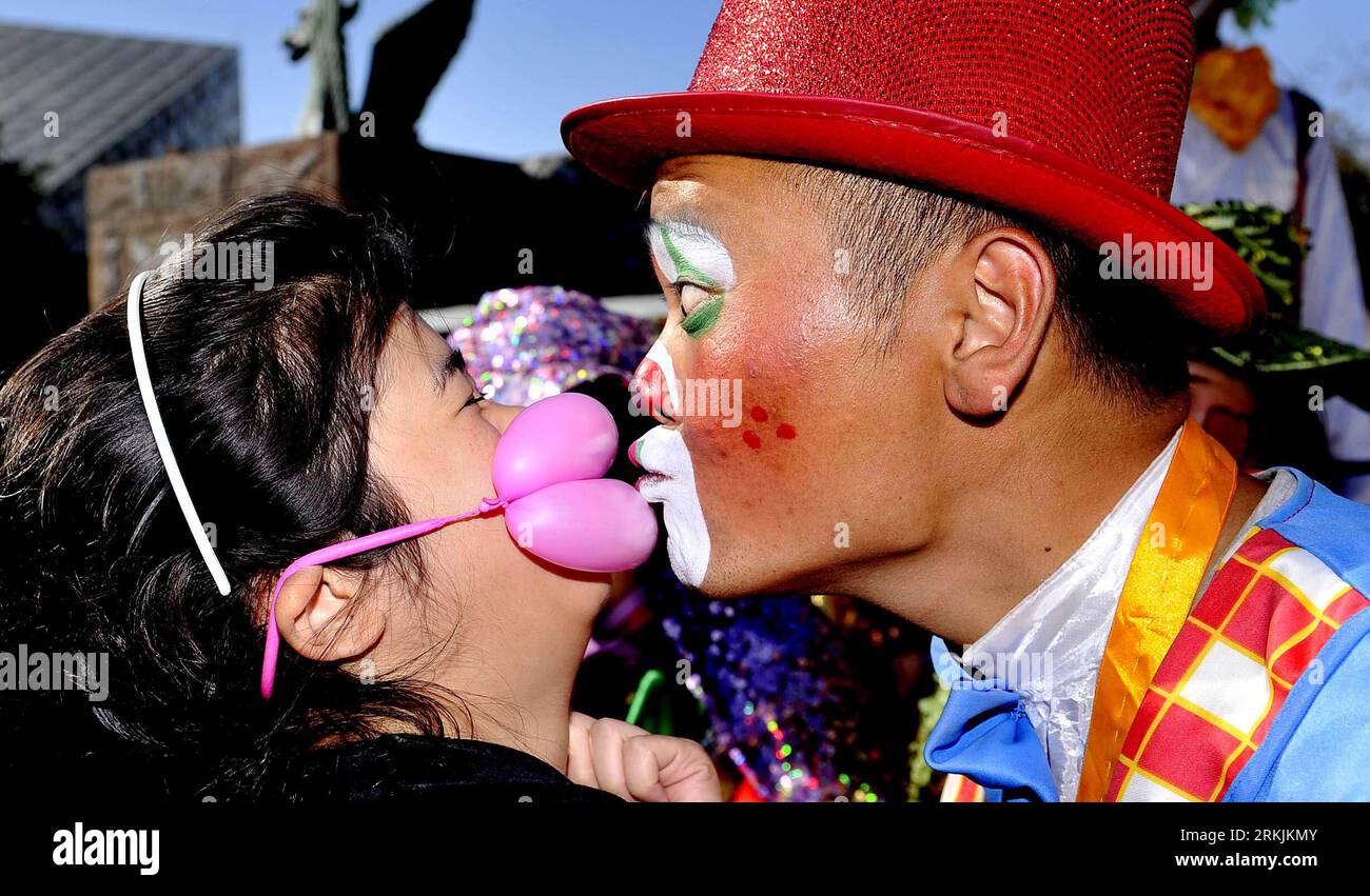 Bildnummer: 56142822  Datum: 03.10.2011  Copyright: imago/Xinhua (111003) -- CHANGCHUN, Oct. 3, 2011 (Xinhua) -- A clown performs with a visitor during an amusing carnival at a movie theme park in Changchun, capital of northeast China s Jilin Province, Oct. 3, 2011, the third day of the national holiday. (Xinhua/Wang Haofei) CHINA-JILIN-CHANGCHUN-CARNIVAL-CLOWNS (CN) PUBLICATIONxNOTxINxCHN Gesellschaft Karneval Clown Freizeitpark xns x0x 2011 quer      56142822 Date 03 10 2011 Copyright Imago XINHUA  Changchun OCT 3 2011 XINHUA a Clown performs With a Visitor during to amusing Carnival AT a Mo Stock Photo