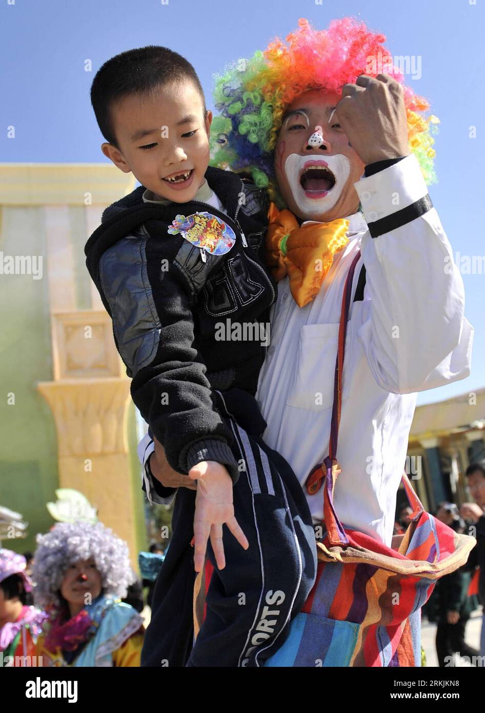 Bildnummer: 56142820  Datum: 03.10.2011  Copyright: imago/Xinhua (111003) -- CHANGCHUN, Oct. 3, 2011 (Xinhua) -- A clown plays with a visitor during an amusing carnival at a movie theme park in Changchun, capital of northeast China s Jilin Province, Oct. 3, 2011, the third day of the national holiday. (Xinhua/Wang Haofei) CHINA-JILIN-CHANGCHUN-CARNIVAL-CLOWNS (CN) PUBLICATIONxNOTxINxCHN Gesellschaft Karneval Clown Freizeitpark xns x0x 2011 hoch      56142820 Date 03 10 2011 Copyright Imago XINHUA  Changchun OCT 3 2011 XINHUA a Clown PLAYS With a Visitor during to amusing Carnival AT a Movie Th Stock Photo