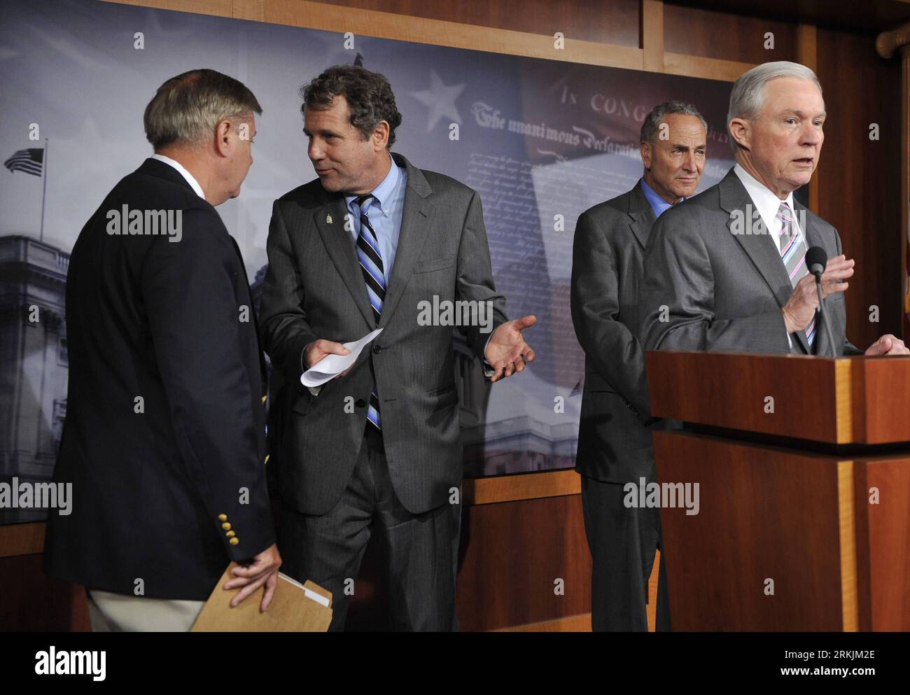 Bildnummer: 56143857  Datum: 03.10.2011  Copyright: imago/Xinhua (111004) -- WASHINGTON, Oct. 4, 2011 (Xinhua) -- (L-R) U.S. Senators Lindsey Graham, Sherrod Brown, Chuck Schumer and Jeff Sessions attend a press conference in Washington D.C., on Oct. 3, 2011. The U.S. Senate voted Monday to allow a debate on a controversial bill on so-called currency manipulation by China amid strong opposition from China and U.S. business groups. (Xinhua/Zhang Jun) (nxl) US-WASHINGTON-SENATE-EXCHANGE RATE-PRESS CONFERENCE PUBLICATIONxNOTxINxCHN People Politik xjh x0x premiumd 2011 quer      56143857 Date 03 1 Stock Photo