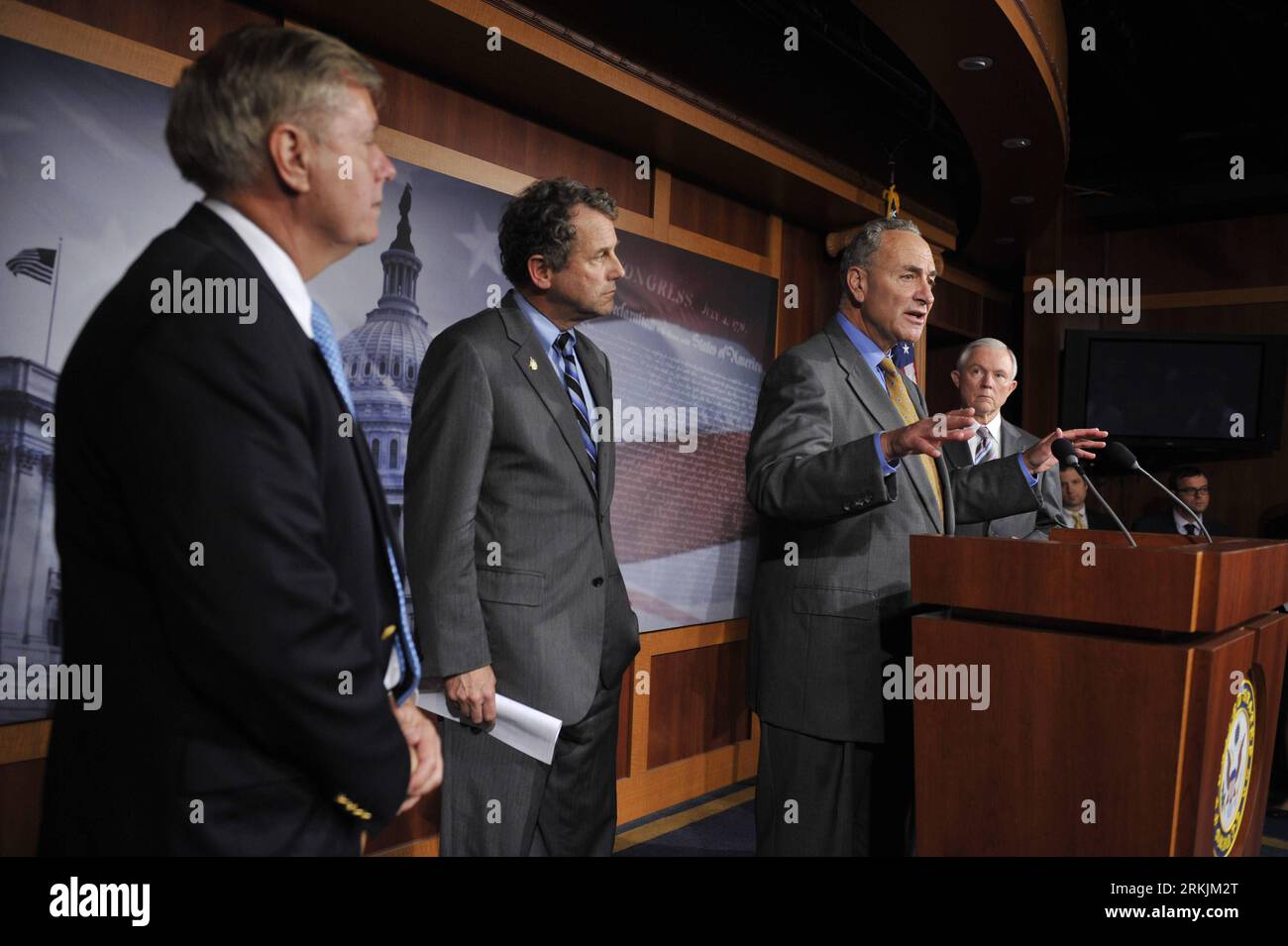 Bildnummer: 56143856  Datum: 03.10.2011  Copyright: imago/Xinhua (111004) -- WASHINGTON, Oct. 4, 2011 (Xinhua) -- (L-R) U.S. Senators Lindsey Graham, Sherrod Brown, Chuck Schumer and Jeff Sessions attend a press conference in Washington D.C., on Oct. 3, 2011. The U.S. Senate voted Monday to allow a debate on a controversial bill on so-called currency manipulation by China amid strong opposition from China and U.S. business groups. (Xinhua/Zhang Jun) (nxl) US-WASHINGTON-SENATE-EXCHANGE RATE-PRESS CONFERENCE PUBLICATIONxNOTxINxCHN People Politik xjh x0x premiumd 2011 quer      56143856 Date 03 1 Stock Photo