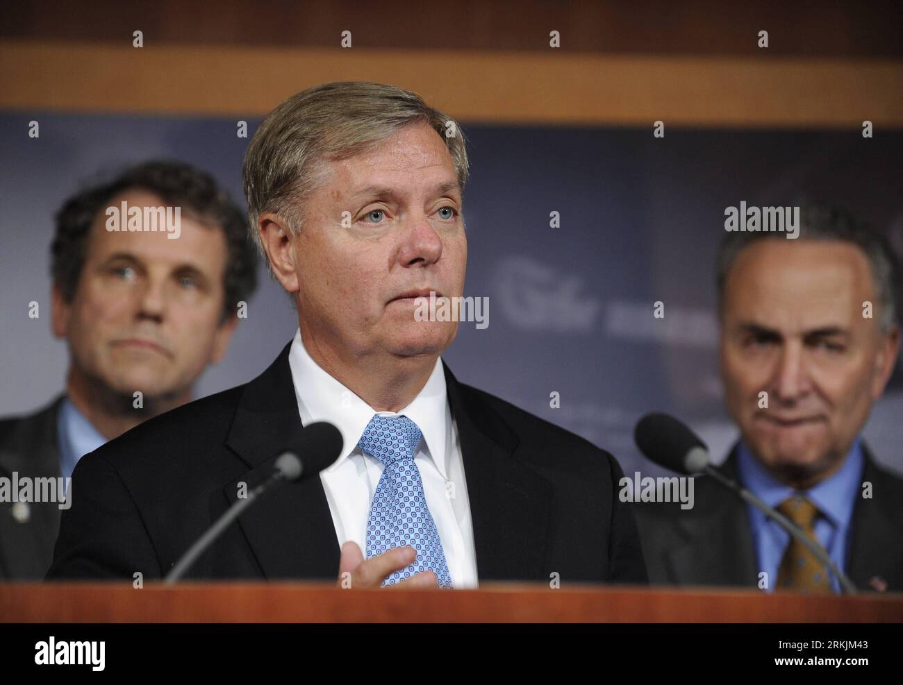 Bildnummer: 56143853  Datum: 03.10.2011  Copyright: imago/Xinhua (111004) -- WASHINGTON, Oct. 4, 2011 (Xinhua) -- (L-R) U.S. Senators Sherrod Brown, Lindsey Graham and Chuck Schumer attend a press conference in Washington D.C., on Oct. 3, 2011. The U.S. Senate voted Monday to allow a debate on a controversial bill on so-called currency manipulation by China amid strong opposition from China and U.S. business groups. (Xinhua/Zhang Jun) (nxl) US-WASHINGTON-SENATE-EXCHANGE RATE-PRESS CONFERENCE PUBLICATIONxNOTxINxCHN People Politik xjh x0x premiumd 2011 quer      56143853 Date 03 10 2011 Copyrigh Stock Photo