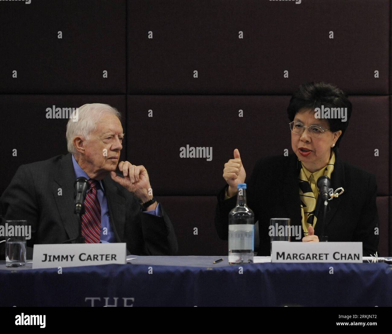 Bildnummer: 56148476  Datum: 05.10.2011  Copyright: imago/Xinhua (111005) -- LONDON, Oct. 5, 2011 (Xinhua) -- Former US President Jimmy Carter (L) and World Health Organization (WHO) Director-General Margaret Chan attend the press conference announcing the new funding campaign for the eradication of Guinea worm disease, in London Oct. 5, 2011. Together with the World Health Organization (WHO) Director-General Margaret Chan, Carter announced Wednesday in London the launching of a new major funding campaign to make the Guinea worm disease, once wide-spread in Africa and Asia, the second infectio Stock Photo